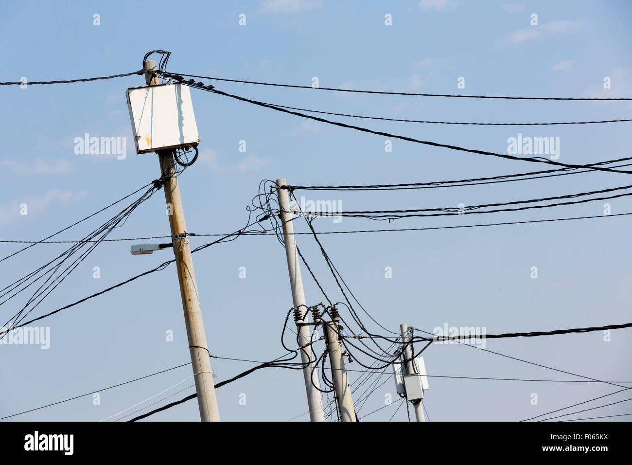 Strommasten mit vielen elektrischen Leitungen und weißen Felder in Nachbarschaft der Zigeuner in Sofia, Bulgarien. Stockfoto