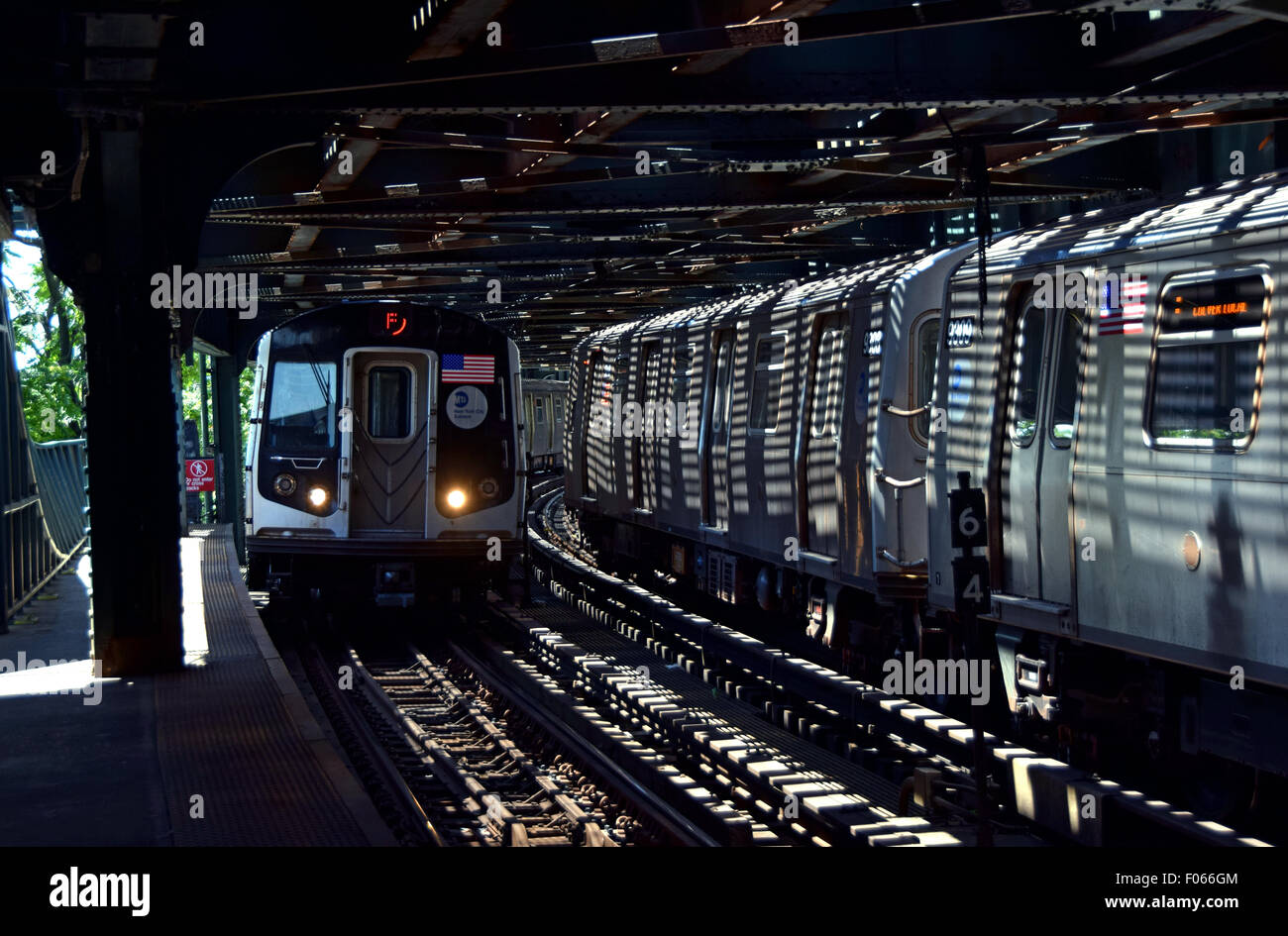 Die F erhöhte u-Bahn Zug nähert sich die Plattform an der Haltestelle West 8th Street in Coney Island, Brooklyn, New York Stockfoto
