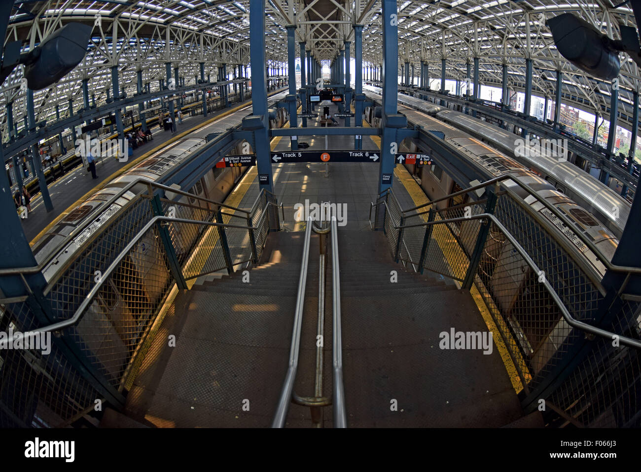 Ein fisheye-Objektiv-Blick auf die erhöhten, Stillwell Avenue Station in Coney Island, Brooklyn, New York Stockfoto