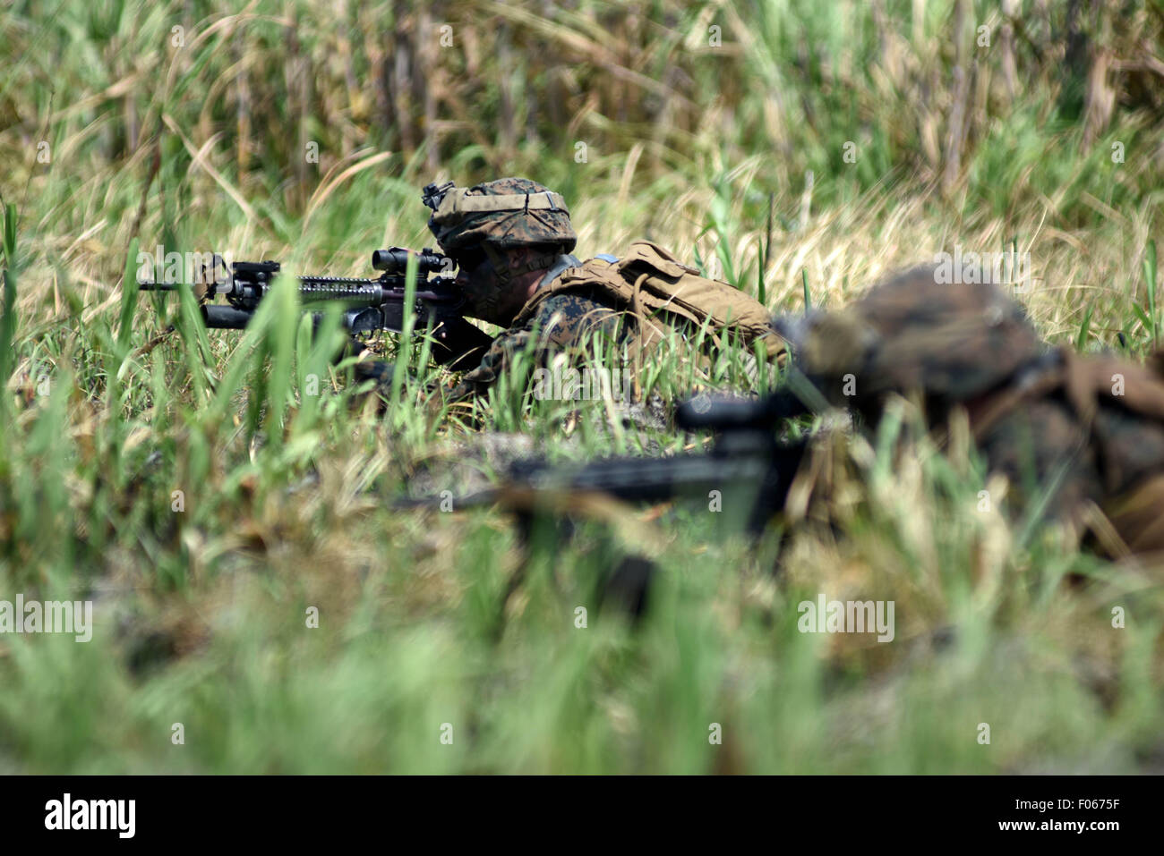 Situbondo, Indonesien. 8. August 2015. Die Mitglieder des US Marine Corps (USMC) besuchen die 2015 flott Bereitschaft Zusammenarbeit und Ausbildung (CARAT) Übung mit indonesischen Marine Corps in Situbondo, Ost-Java, Indonesien, 8. August 2015. Bildnachweis: Widjono/Xinhua/Alamy Live-Nachrichten Stockfoto