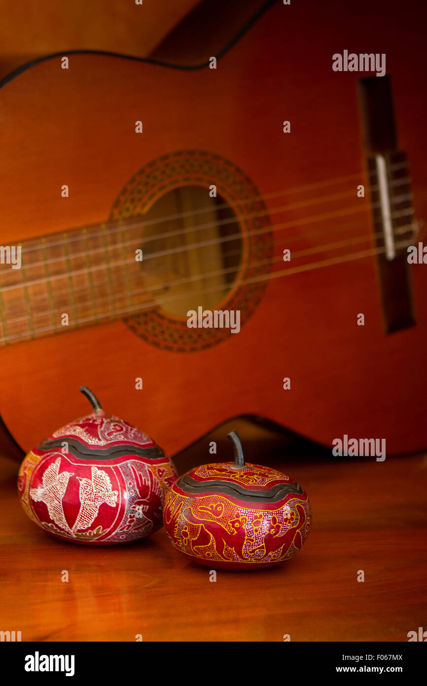 Lateinamerikanische Stillleben mit Gitarre und bemalte Kürbisse Stockfoto