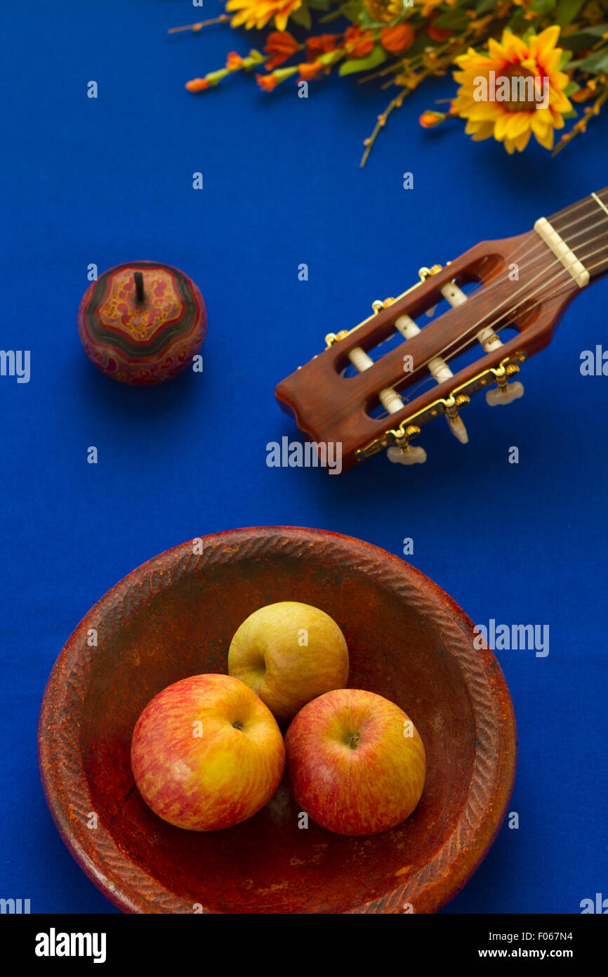 Lateinamerikanische Stillleben mit Gitarre-Blumen und Früchte Stockfoto
