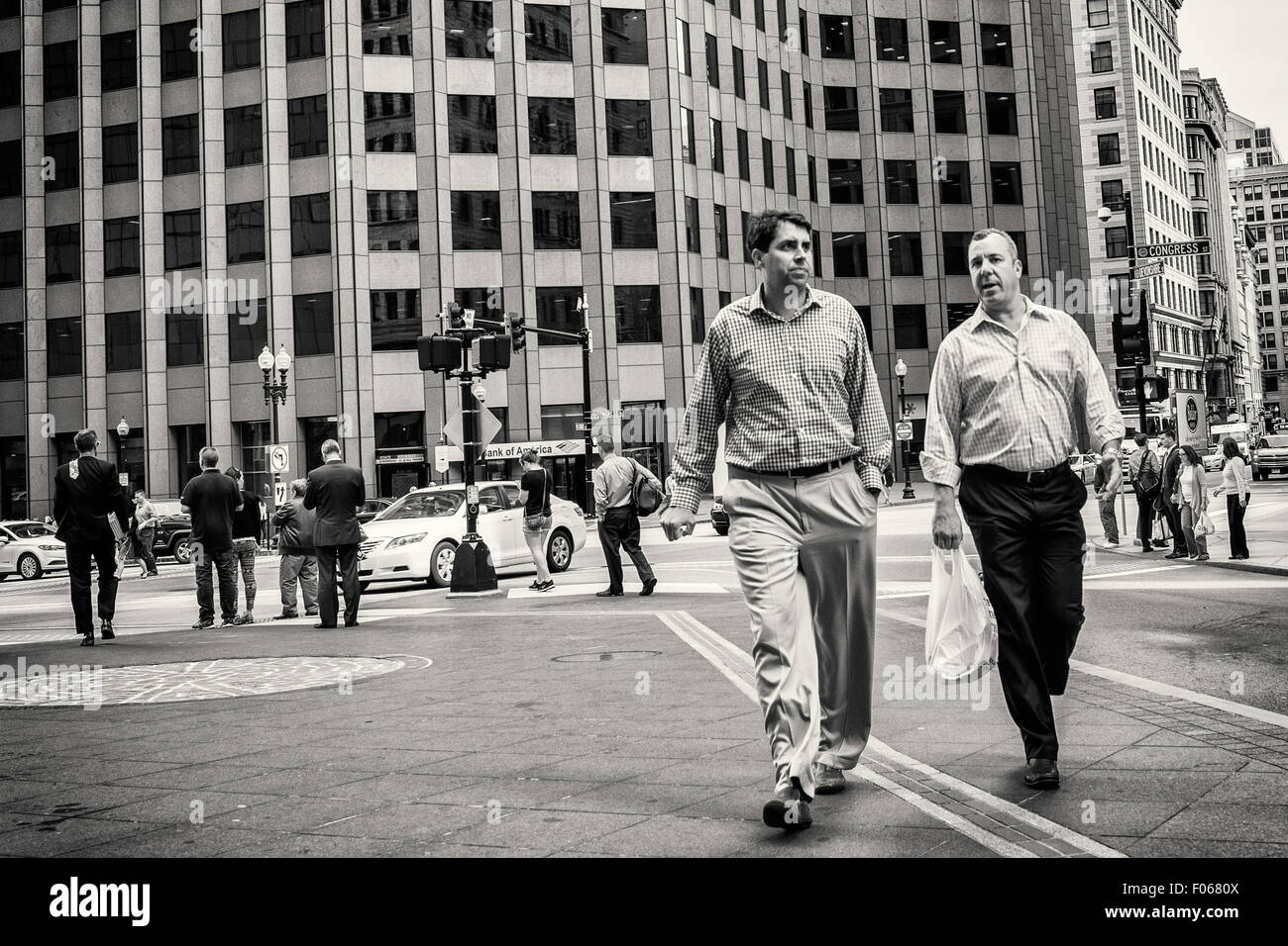 Zwei Männer gehen in der Nähe von State Street in Boston, MA Stockfoto
