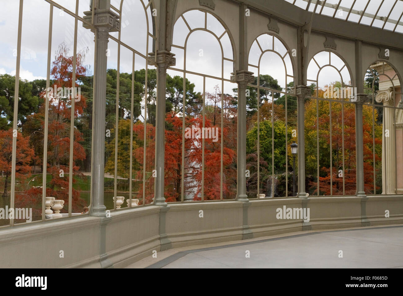 Anzeigen von Buen Retiro Park vom Crystal Palace (Palacio de Cristal) Windows. Stockfoto