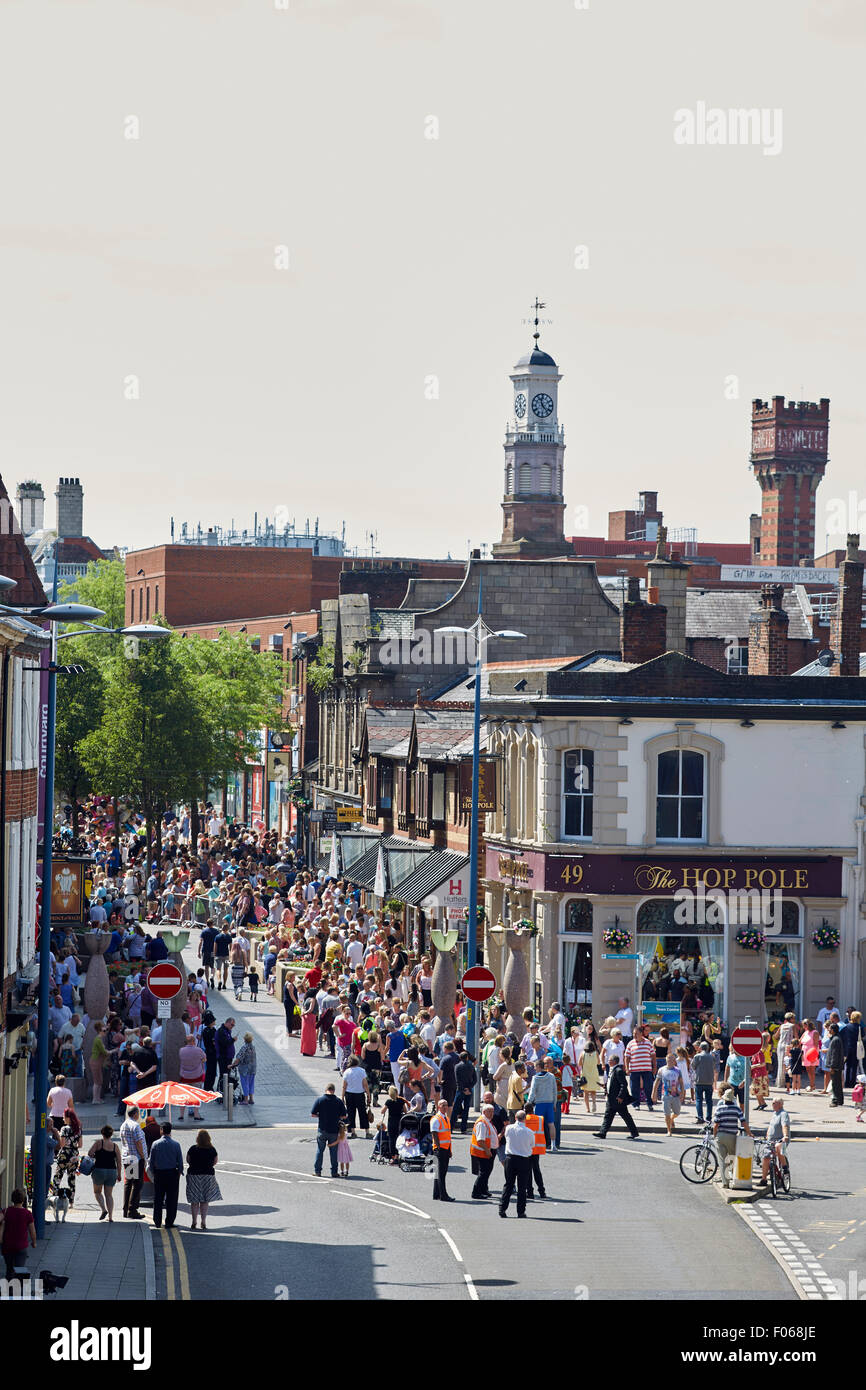 Warrington Stadtzentrum in Cheshire, 49 Horsemarket Straße Hop Pole Restaurant Menschen Massen vielen überfüllten Gemeinschaft Gemeinden Stockfoto