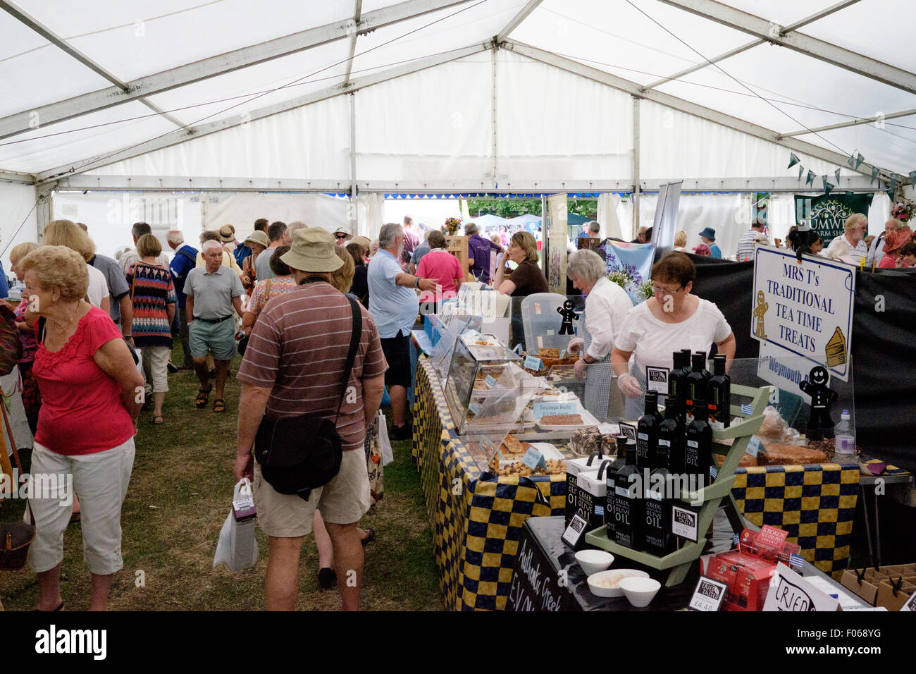 Taunton, Somerset, UK. 7. August 2015. Das Herzstück der Show sind die großen Klassen Wettbewerb und floralen Klassen Festzelte. Rund um die Zelte sind eine Vielzahl von Gartenbau Händler. Bildnachweis: Andrew Johns/Alamy Live-Nachrichten Stockfoto