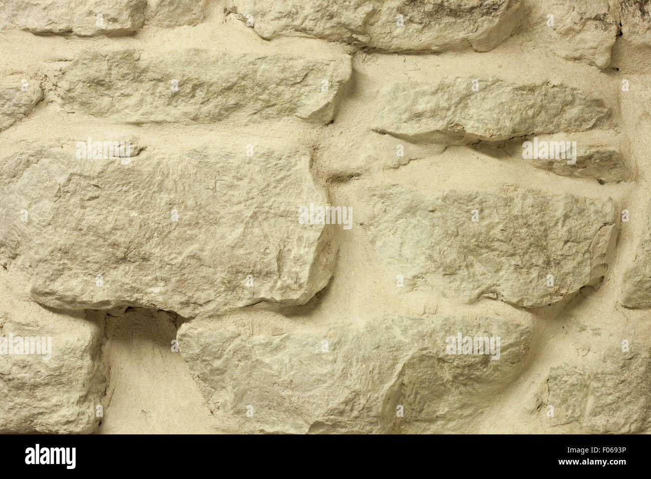 Mauer aus Steinen zusammen mit Beton statt Stockfoto