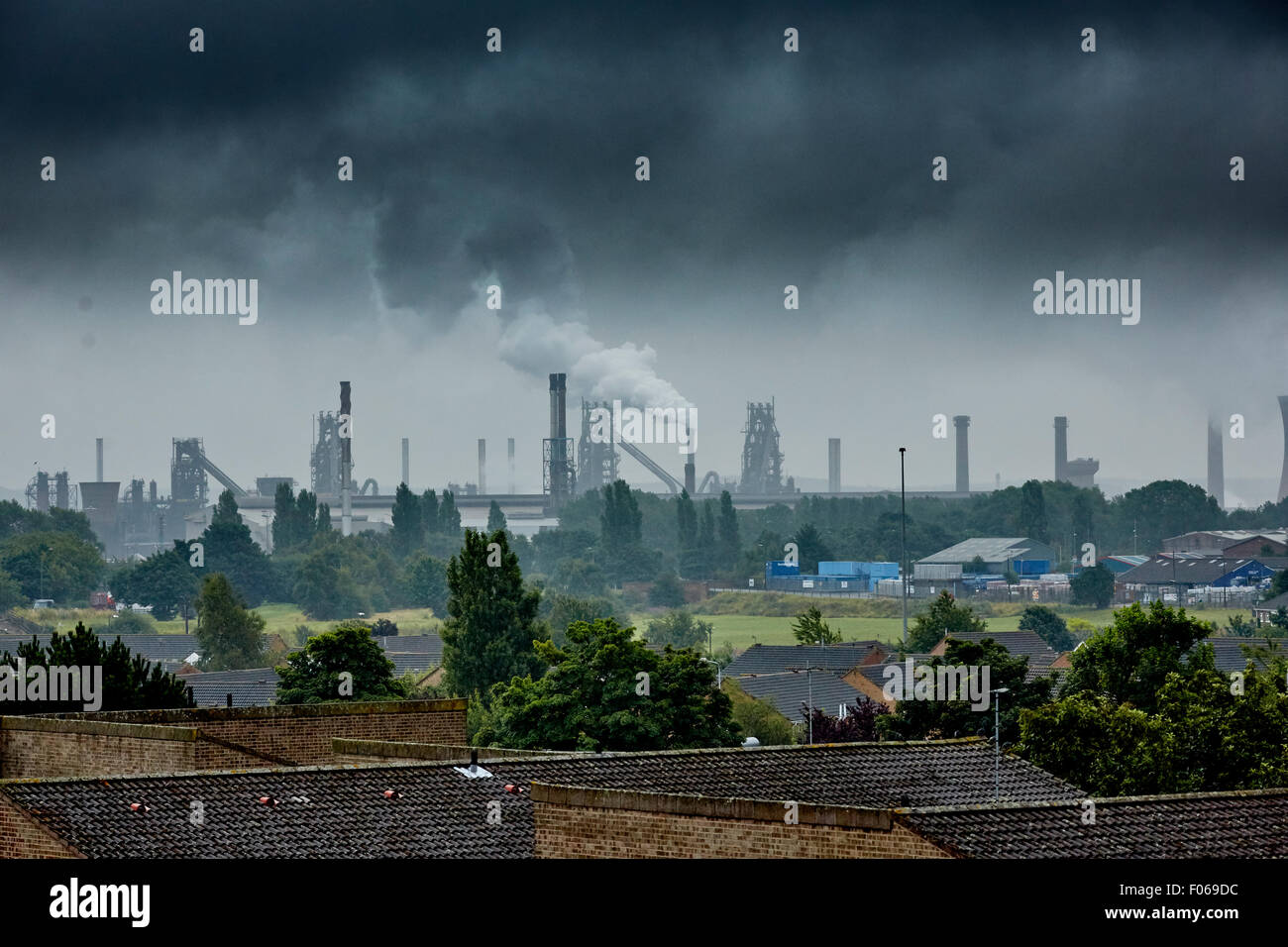 Scunthorpe-Skyline-Blick zeigt die Tata Steel Works über die Dächer North Lincolnshire South Humberside Stadt kommerziellen R Stockfoto