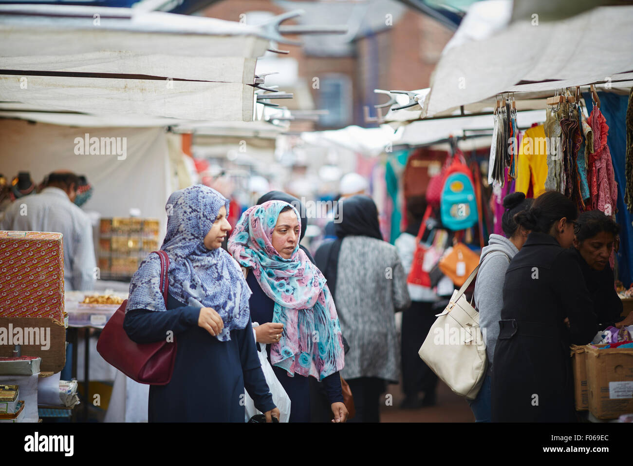 Longsight Markt in Manchester Uk Shop shopping Shopper Shop Supermarkt Händler Einzelhändler Einzelhändler Handel Outlet buyi Stockfoto