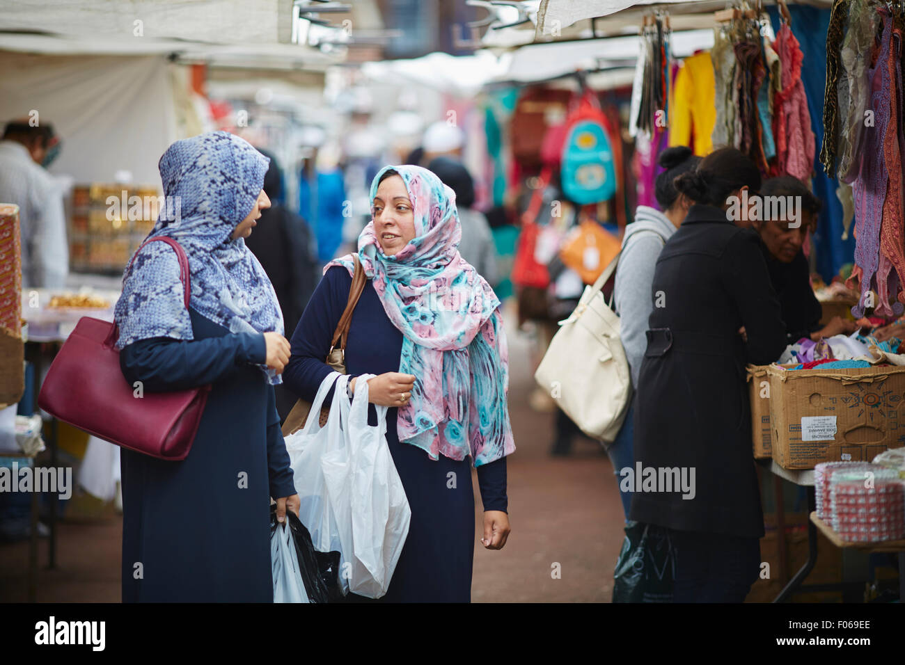 Longsight Markt in Manchester Uk Shop shopping Shopper Shop Supermarkt Händler Einzelhändler Einzelhändler Handel Outlet buyi Stockfoto