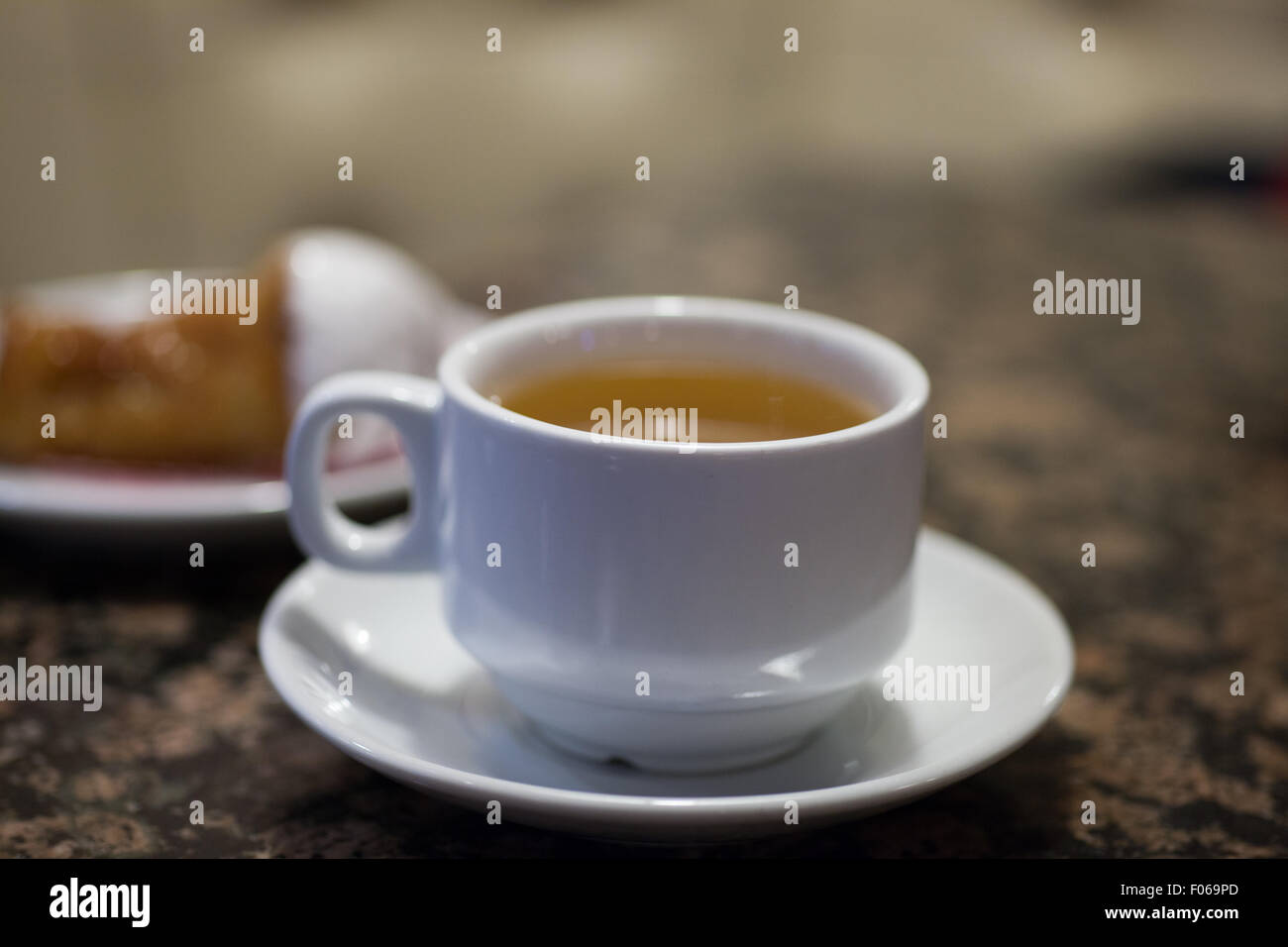 Köstliche frische Baba Closeup mit Tasse Tee Stockfoto