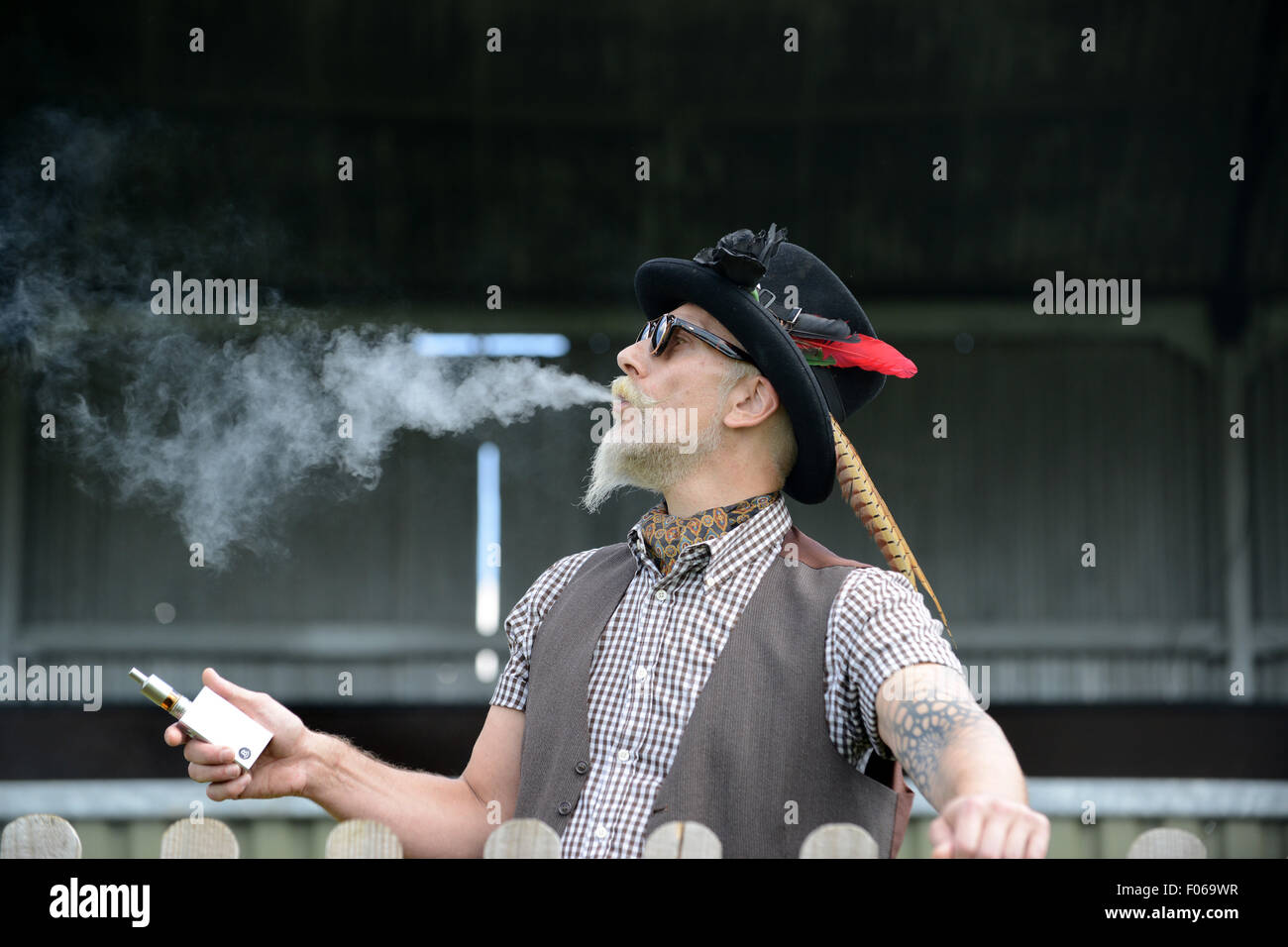 Vapefest DJ Billy Idle Pause eine "Vape" zwischen den Aufführungen auf der Uk Vapefest 2015. Die ehemalige Raucher seit über 30 Jahren ist nun ein Bekehrter zum dampfen. Bildnachweis: David Bagnall/Alamy Live-Nachrichten Stockfoto