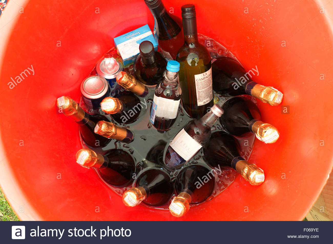 Flaschen Von Verschiedenen Alkoholischen Getranken In Einer Vereisten Wanne Mit Wasser Bei Einer Outdoor Veranstaltung Kuhl Zu Halten Gloucestershire Uk Stockfotografie Alamy