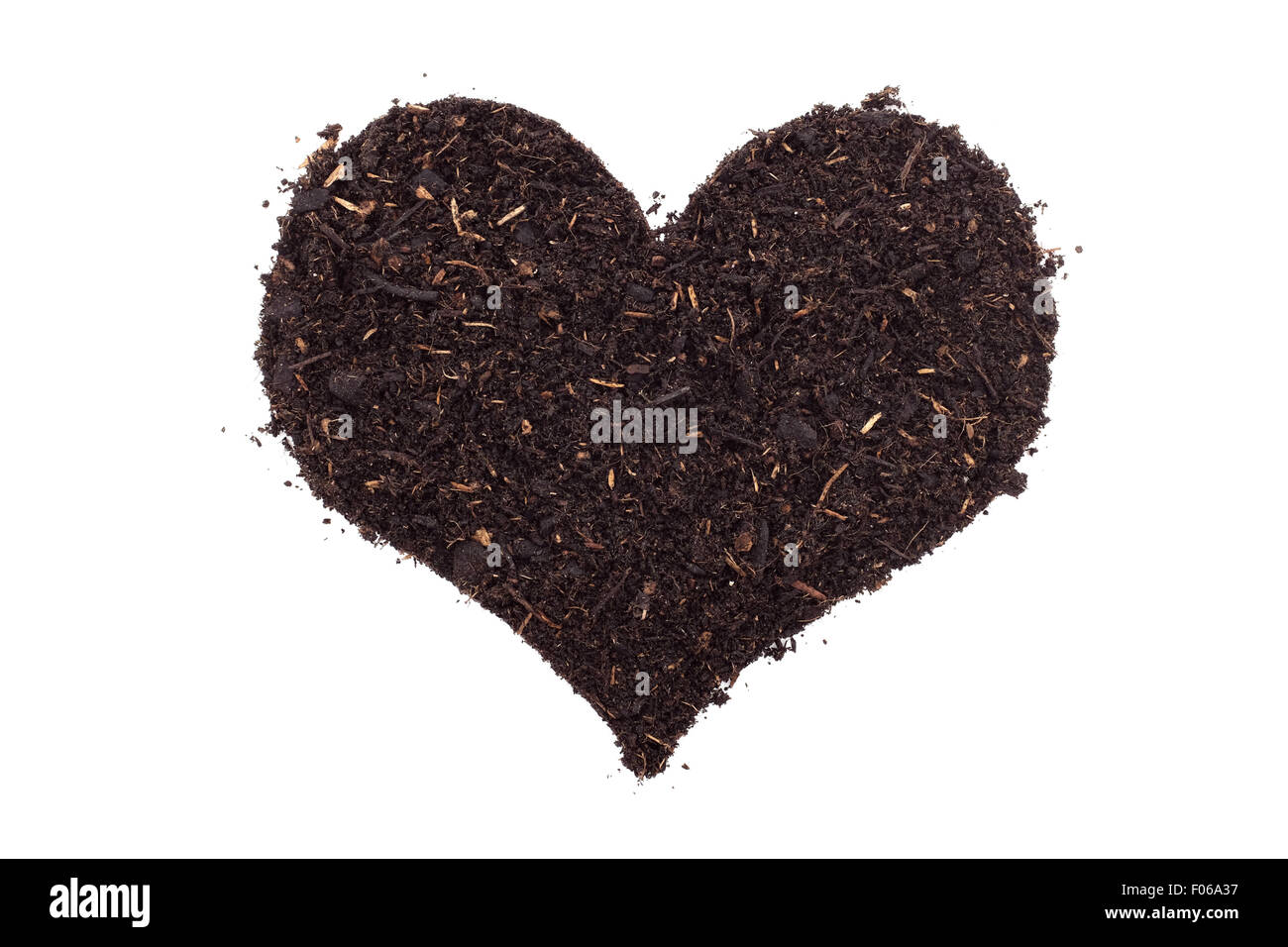 Kompost, Erde oder Schmutz in Form eines Herzens, isoliert auf weißem Hintergrund Stockfoto