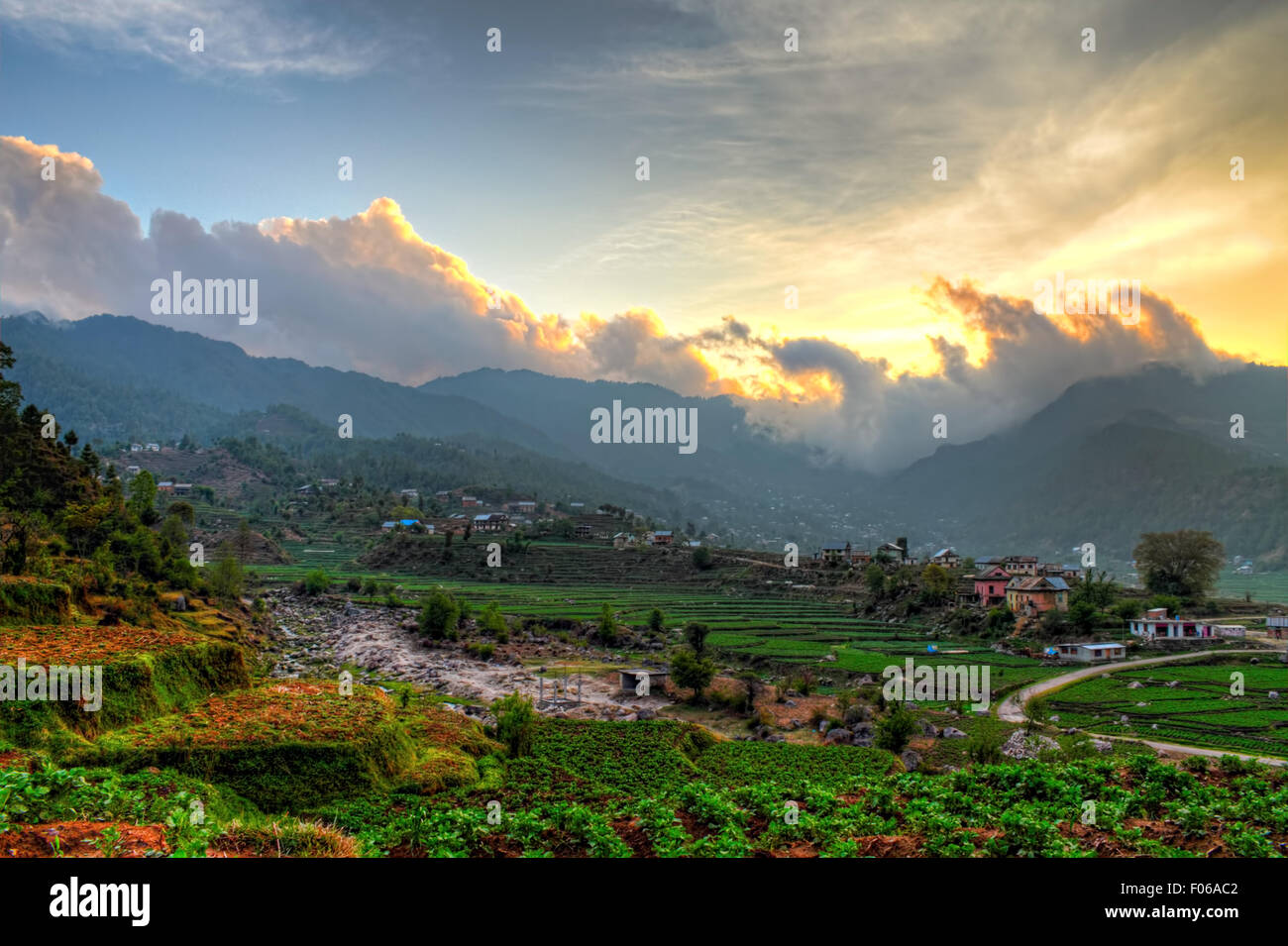 Wolken über Berg in einer hügeligen ländlichen Hochland-Region in Nepal Stockfoto