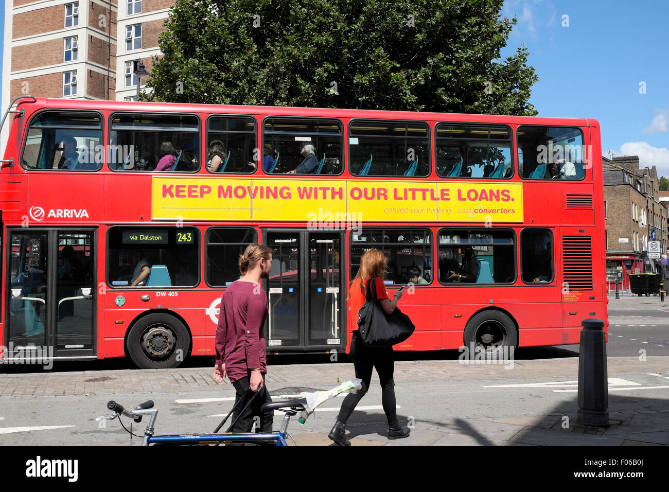 Cash Converters Anzeige auf der Seite einen roten DoppeldeckerBus in