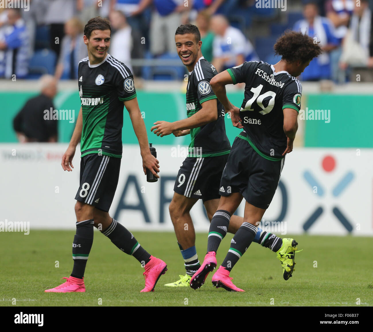 Duisburg, Deutschland. 8. August 2015. Deutsch-Soccer-Cup Runde 1, MSV Duisburg Vs FC Schalke 04: Leon Goretzka Schalke und Franco di Danto (C) Witz mit Leroy Sane nach dem Spiel. Bildnachweis: Jürgen Schwarz/Alamy Live-Nachrichten Stockfoto