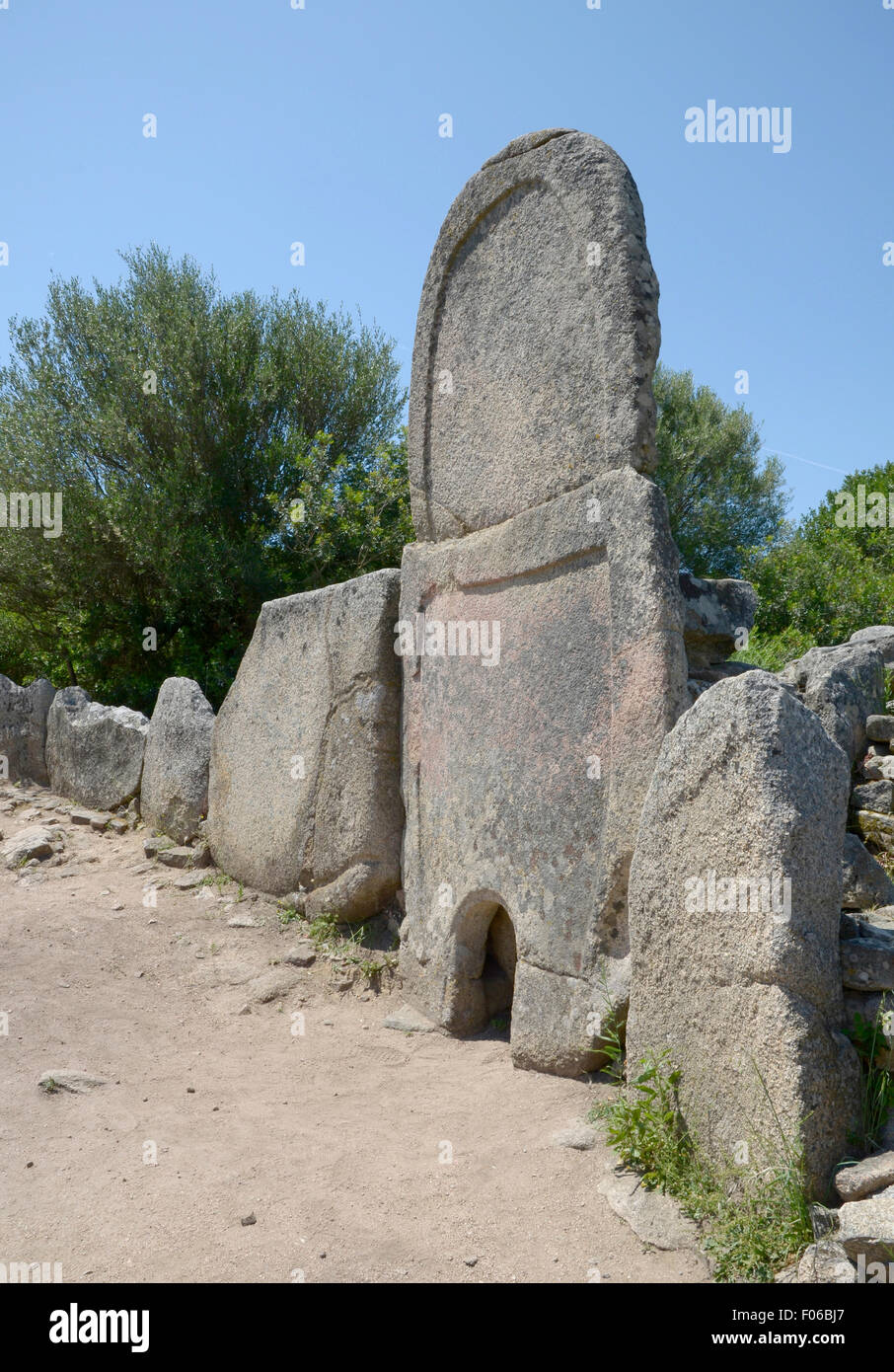 Arzachena, Gallura, Sardinien, Italien: Tombe dei Giganti von Coddu Vecchiu. Stockfoto