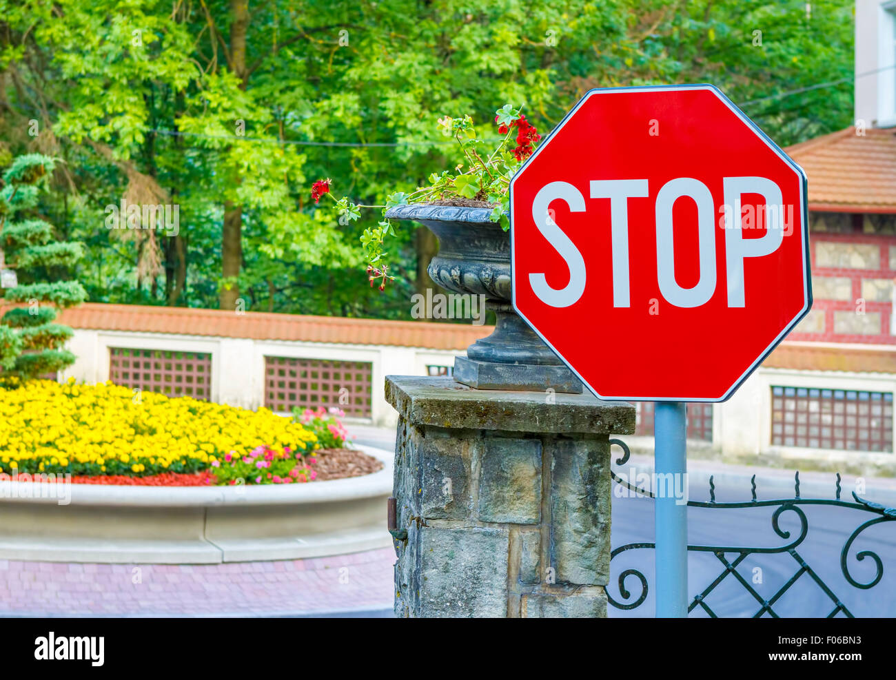 Stop-Schild Nahaufnahme mit Wäldern und Zaun im Hintergrund. Stockfoto