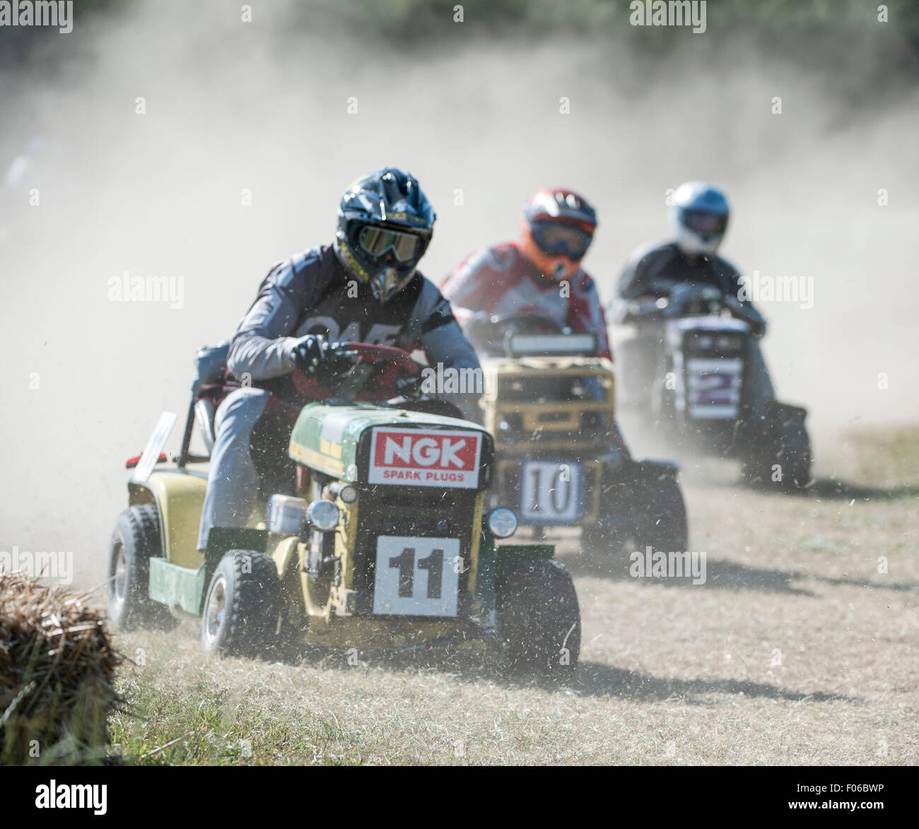 Billinghurst, UK. 8. August 2015. Grass Flecken #11, Slow-Mow #10, durchschnittliche Joes #2 Kampf um Position während des Qualifyings für The BLMRA 12 Stunden Rasenmäher-Rennen. Bildnachweis: Stephen Bartholomäus/Alamy Live-Nachrichten Stockfoto