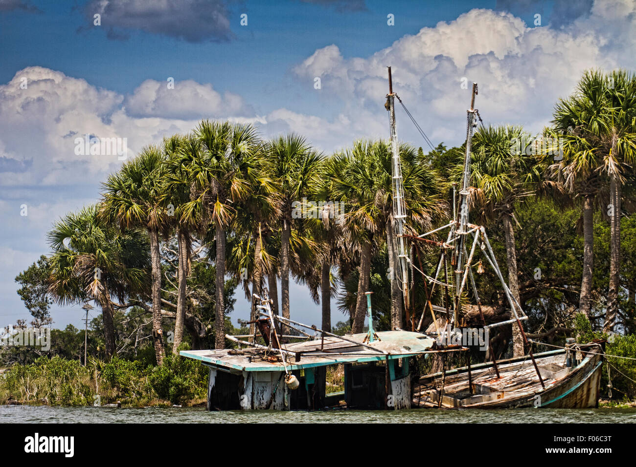 Eine versunkene Garnelen Boot in tropischen Gewässern Stockfoto