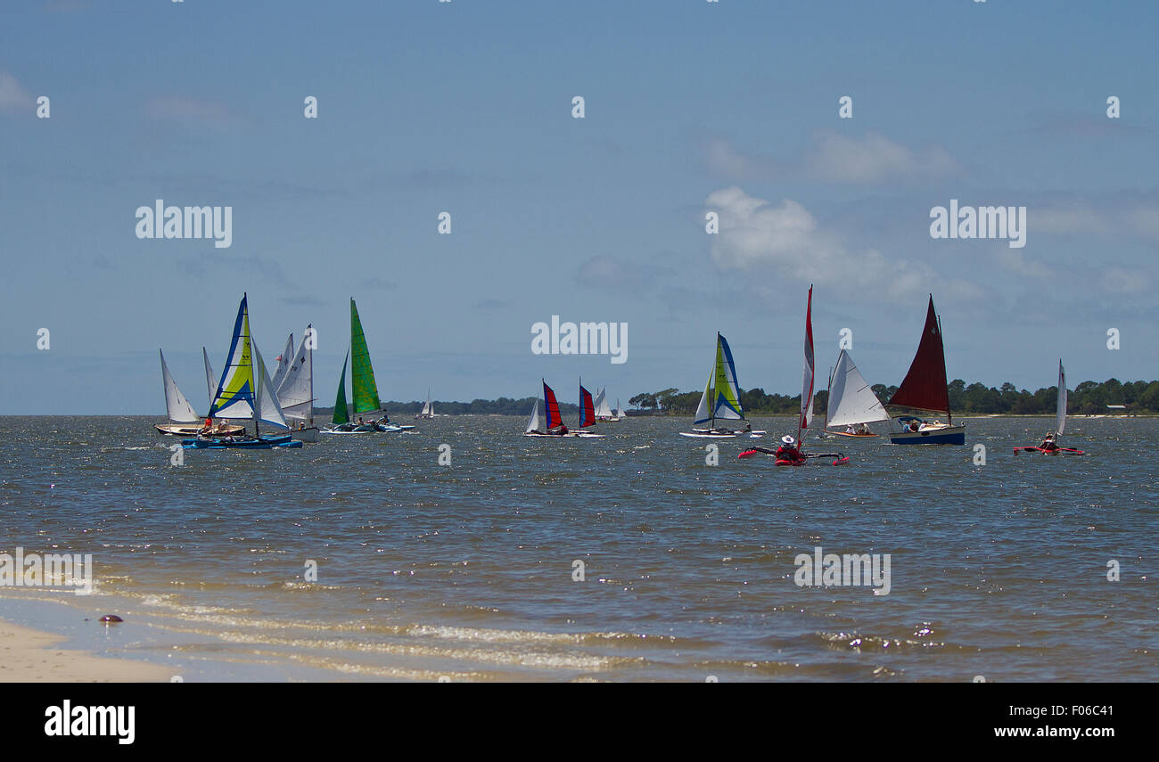 Segelboote aus verschiedenen Segeln an einem Strand in Florida Stockfoto