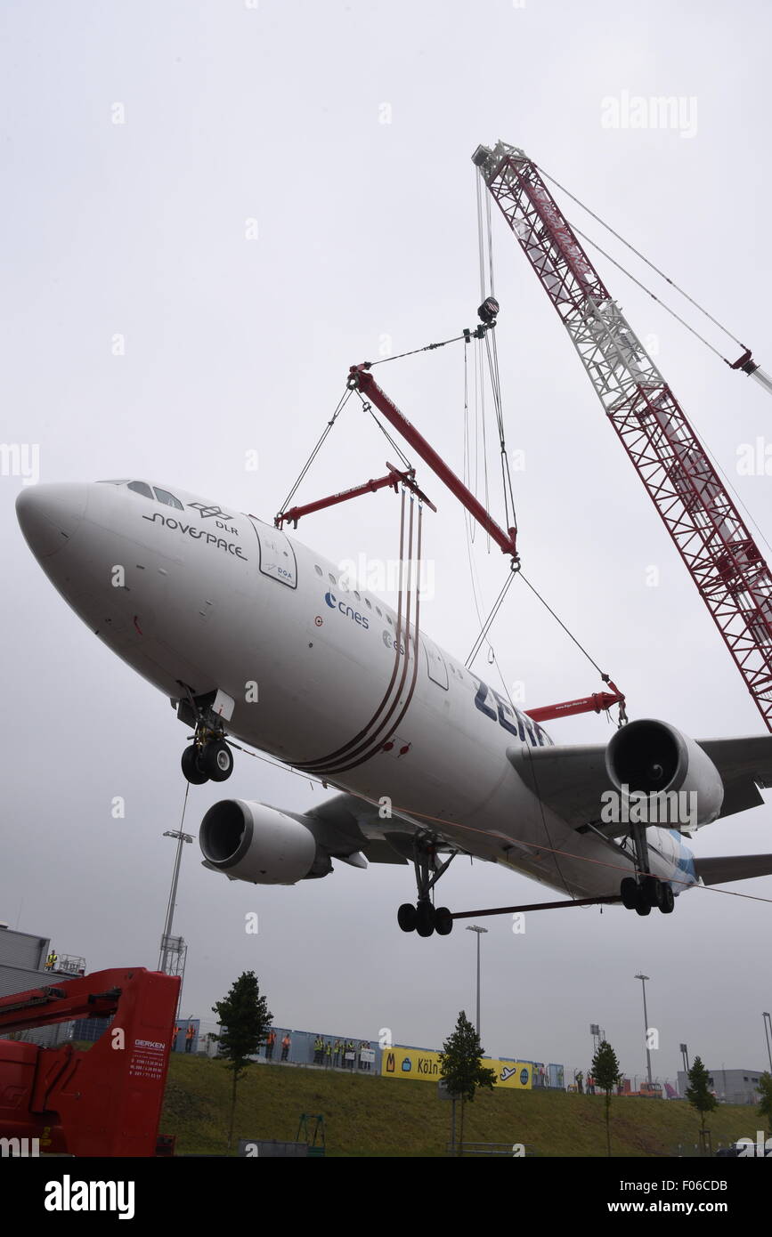 Ein Airbus A 300 Ist Auf Einem Parkplatz Mit Einem 60 Meter Hohen Kran In Koln Bonn Flughafen Deutschland 8 August 15 Gehoben Das Airbus A300 Zero G Wurde Durch Das Deutsche Zentrum Fur Luft Und
