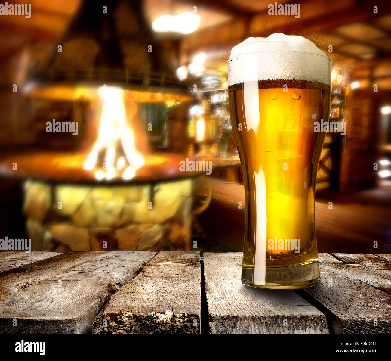 Bier auf Holztisch in Bar mit Ofen Stockfoto