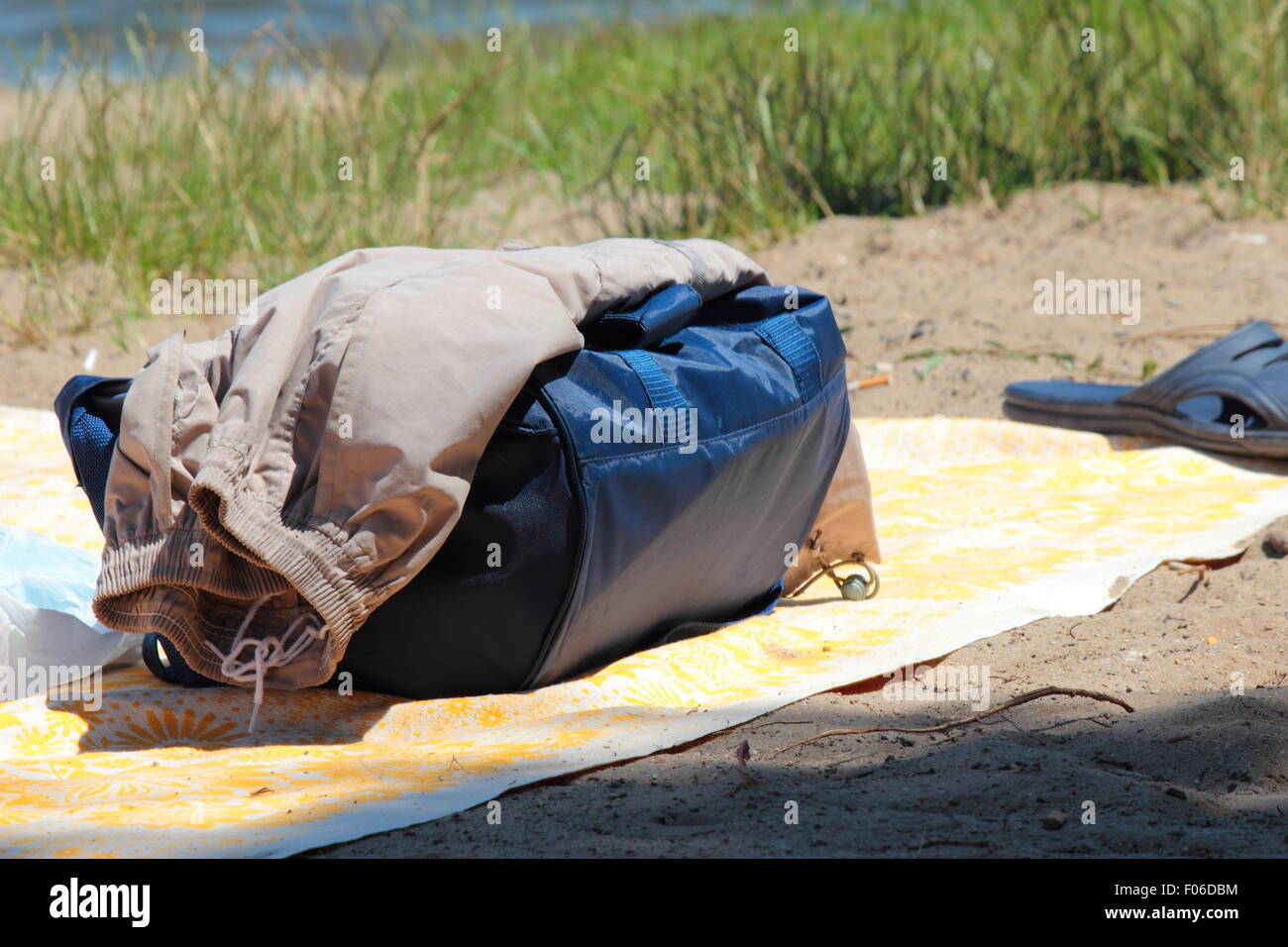 auf der Tagesdecke Standbag mit shorts Stockfoto