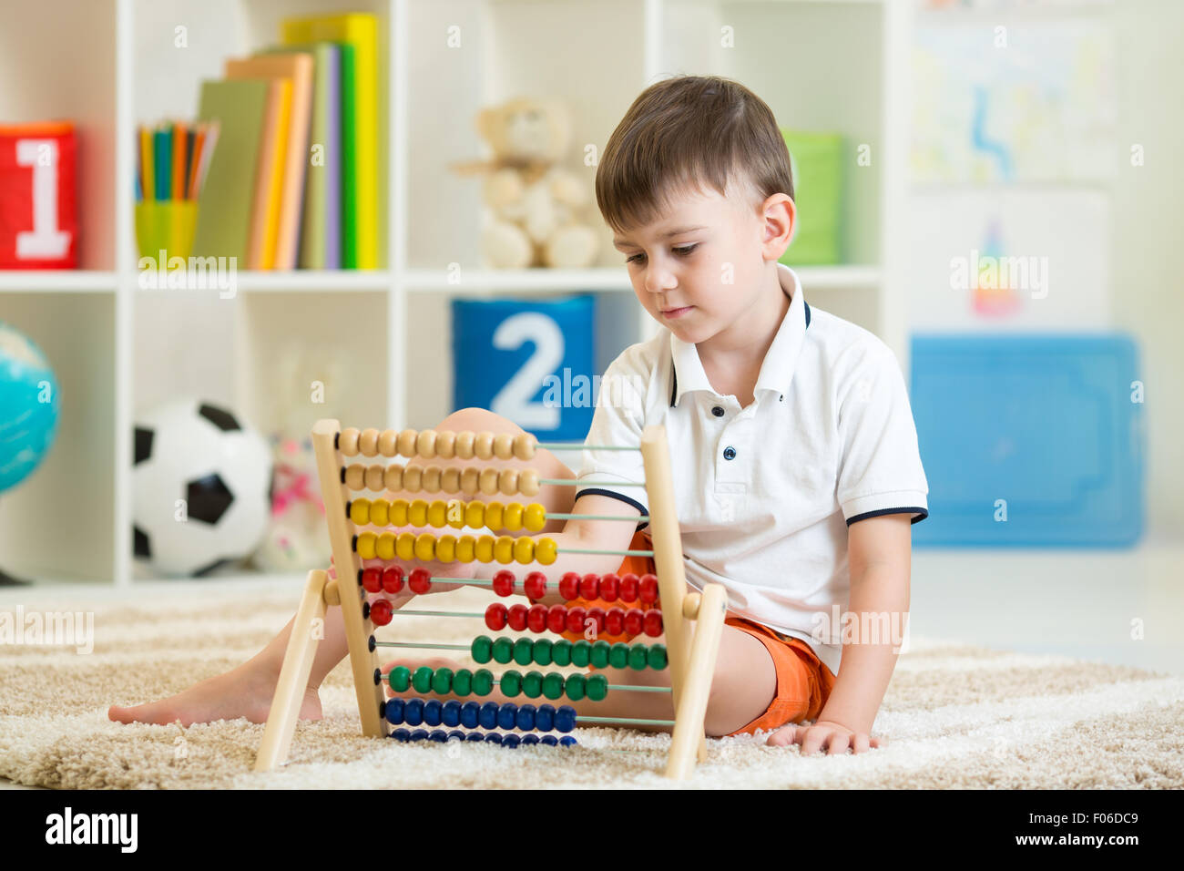 Kind Junge spielt mit Zähler Stockfoto