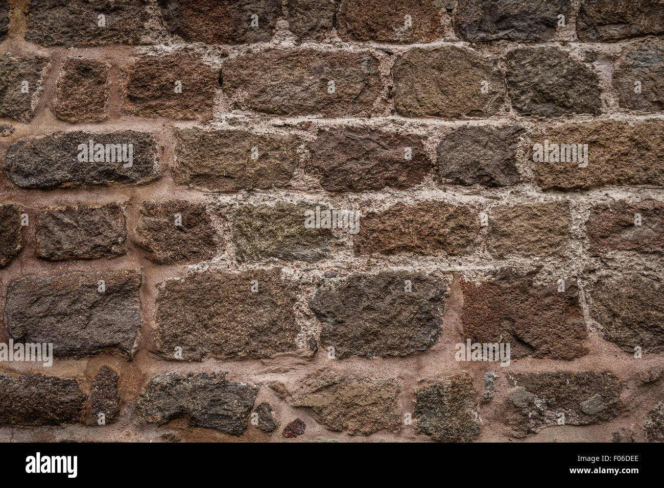 Blick von einer Natursteinmauer mit Mörtel Lehm gebaut Stockfotografie