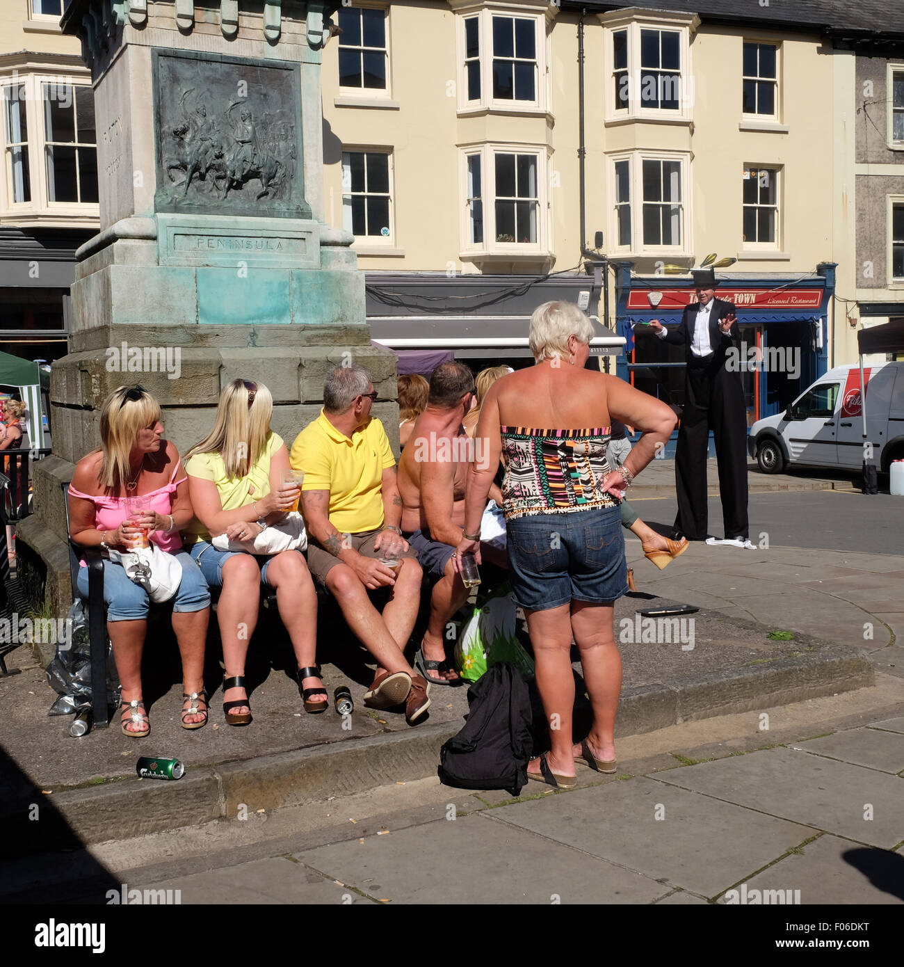 Brecon, Powys, Wales, UK. 8. August 2015. Straßenkünstler auf Stelzen unterhält die Massen tagsüber sehr heiß und sonnig mit einigen jonglieren während des Jazz und Fringe Festival-Wochenendes. Stockfoto