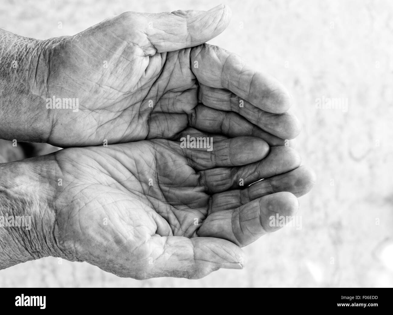 Hände der alten Frau zu bitten, in schwarz und weiß, selektiven Fokus Stockfoto