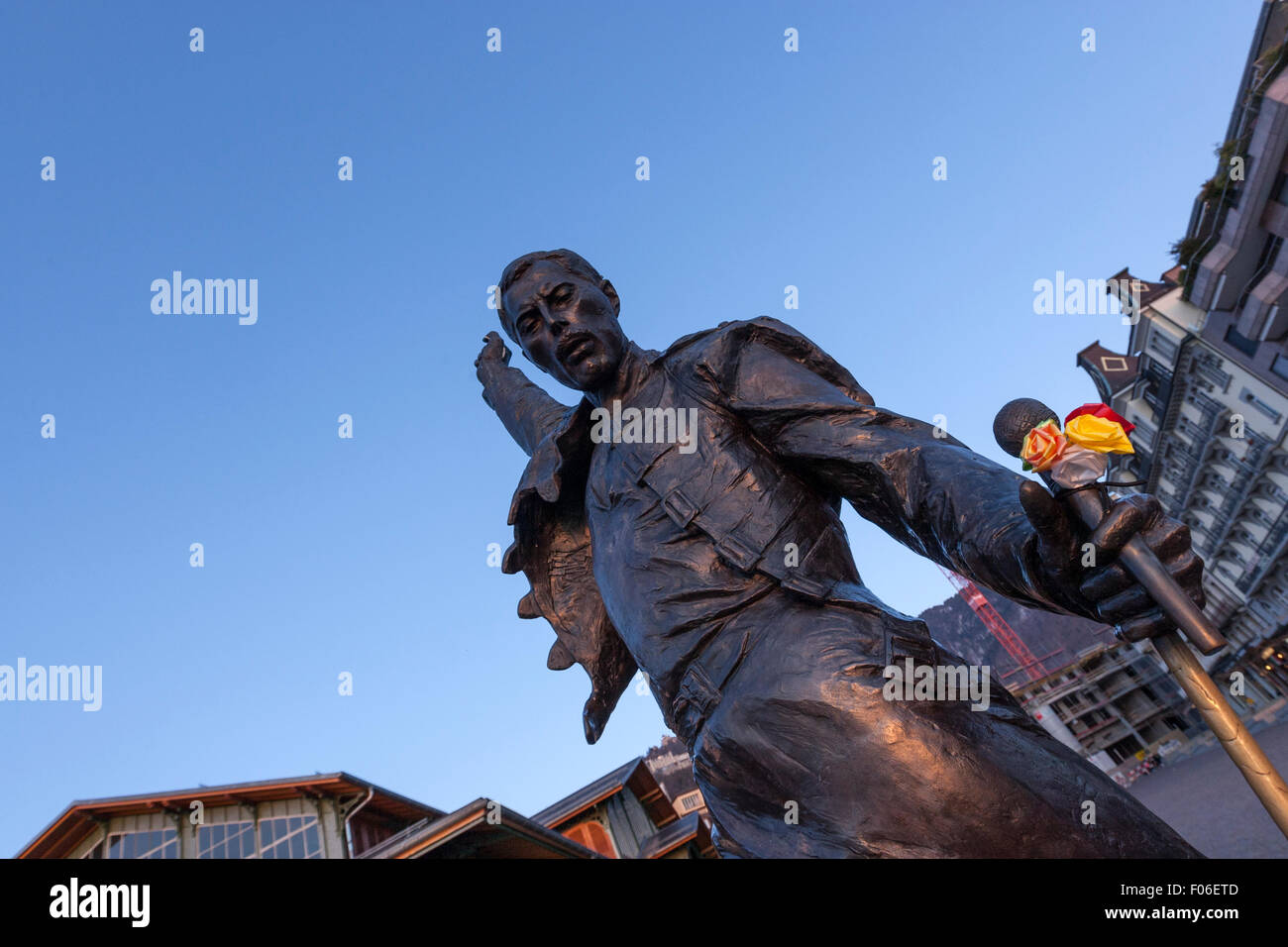Freddie Mercury Statue, mit Blumen, des tschechischen Künstlers Irena Sedlecka, am Marktplatz mit Blick auf den Genfer See. Montreux Stockfoto