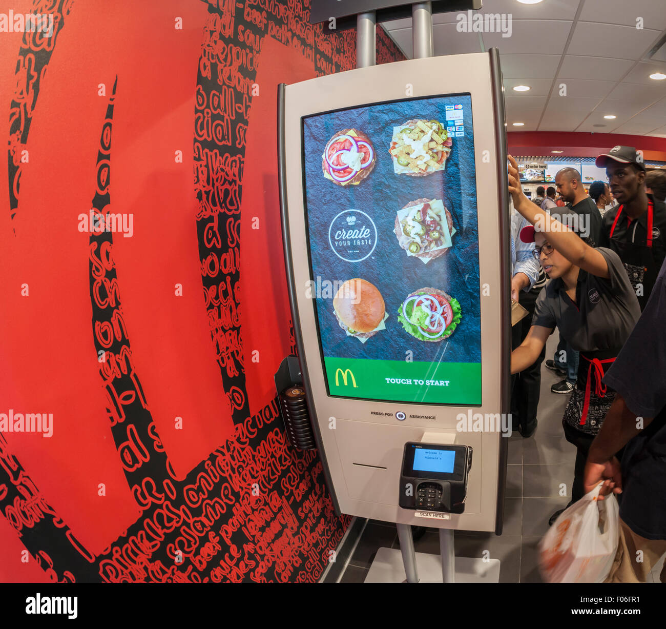 American Diner Bestellung an einem Kiosk "Erstellen Sie Ihren Geschmack" bei McDonalds am Dienstag, 4. August 2015 in New York. Die interaktive iPad-ähnliche Digitalanzeigen erlauben es Kunden, ihren Auftrag mit Belag, neue Soßen usw. anpassen und haben sie in wenigen Minuten an ihrem Tisch geliefert. McDonald's, die same-Store-Umsatzrückgang innerhalb von drei Jahren gesehen hat, nutzt die Kioske mit fast-casual Restaurants wie Chipotle, Fatburger und eine Vielzahl von anderen zu konkurrieren. (© Richard B. Levine) Stockfoto