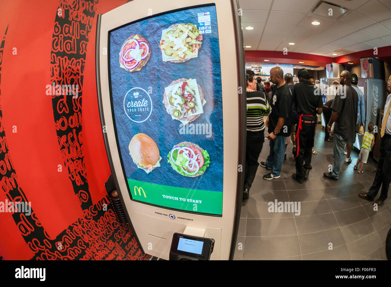 American Diner Bestellung an einem Kiosk "Erstellen Sie Ihren Geschmack" bei McDonalds am Dienstag, 4. August 2015 in New York. Die interaktive iPad-ähnliche Digitalanzeigen erlauben es Kunden, ihren Auftrag mit Belag, neue Soßen usw. anpassen und haben sie in wenigen Minuten an ihrem Tisch geliefert. McDonald's, die same-Store-Umsatzrückgang innerhalb von drei Jahren gesehen hat, nutzt die Kioske mit fast-casual Restaurants wie Chipotle, Fatburger und eine Vielzahl von anderen zu konkurrieren. (© Richard B. Levine) Stockfoto