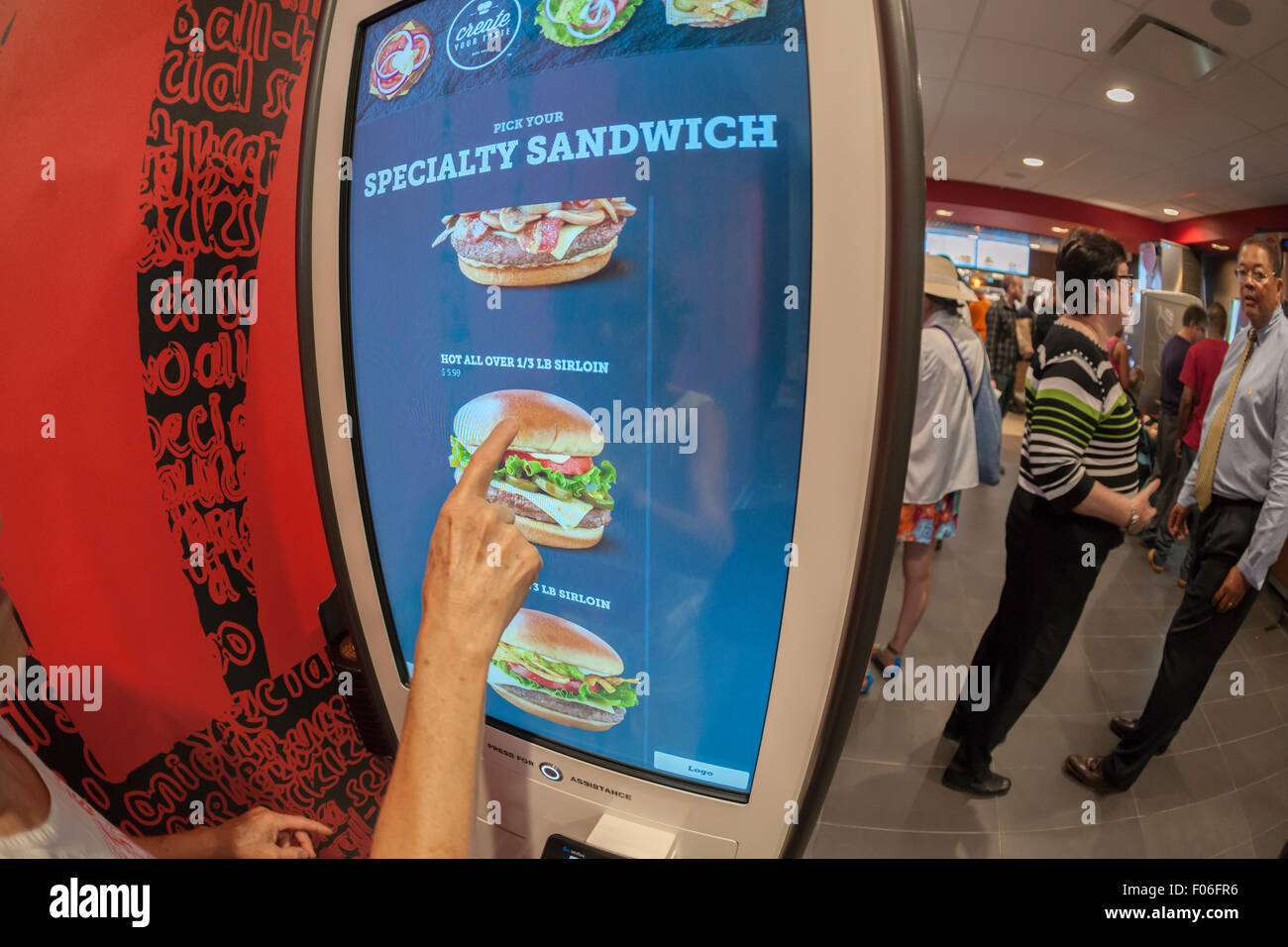 American Diner Bestellung an einem Kiosk "Erstellen Sie Ihren Geschmack" bei McDonalds am Dienstag, 4. August 2015 in New York. Die interaktive iPad-ähnliche Digitalanzeigen erlauben es Kunden, ihren Auftrag mit Belag, neue Soßen usw. anpassen und haben sie in wenigen Minuten an ihrem Tisch geliefert. McDonald's, die same-Store-Umsatzrückgang innerhalb von drei Jahren gesehen hat, nutzt die Kioske mit fast-casual Restaurants wie Chipotle, Fatburger und eine Vielzahl von anderen zu konkurrieren. (© Richard B. Levine) Stockfoto