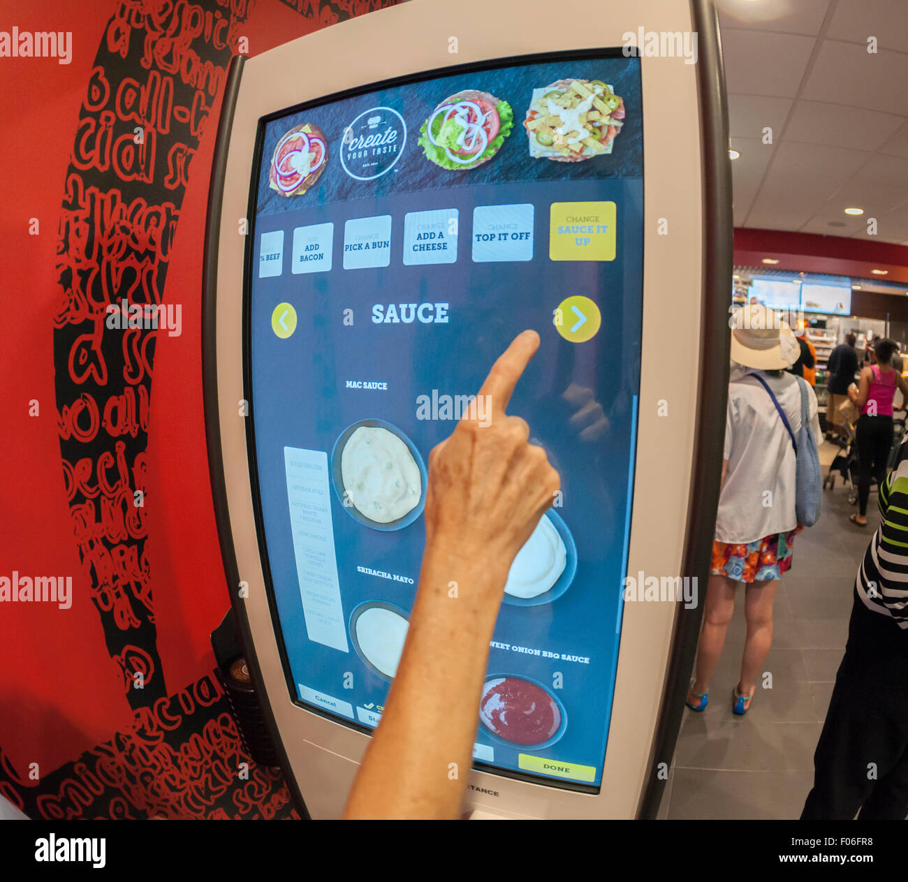 American Diner Bestellung an einem Kiosk "Erstellen Sie Ihren Geschmack" bei McDonalds am Dienstag, 4. August 2015 in New York. Die interaktive iPad-ähnliche Digitalanzeigen erlauben es Kunden, ihren Auftrag mit Belag, neue Soßen usw. anpassen und haben sie in wenigen Minuten an ihrem Tisch geliefert. McDonald's, die same-Store-Umsatzrückgang innerhalb von drei Jahren gesehen hat, nutzt die Kioske mit fast-casual Restaurants wie Chipotle, Fatburger und eine Vielzahl von anderen zu konkurrieren. (© Richard B. Levine) Stockfoto