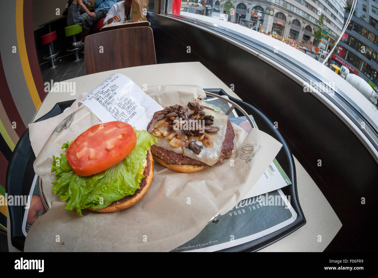 Eine maßgeschneiderte Burger an einem Kiosk "Erstellen Sie Ihren Geschmack" bei McDonald's in New York auf Dienstag, 4. August 2015 erstellt. Die interaktive iPad-ähnliche Digitalanzeigen erlauben es Kunden, ihren Auftrag mit Belag, neue Soßen usw. anpassen und haben sie in wenigen Minuten an ihrem Tisch geliefert. McDonald's, die same-Store-Umsatzrückgang innerhalb von drei Jahren gesehen hat, nutzt die Kioske mit fast-casual Restaurants wie Chipotle, Fatburger und eine Vielzahl von anderen zu konkurrieren. (© Richard B. Levine) Stockfoto