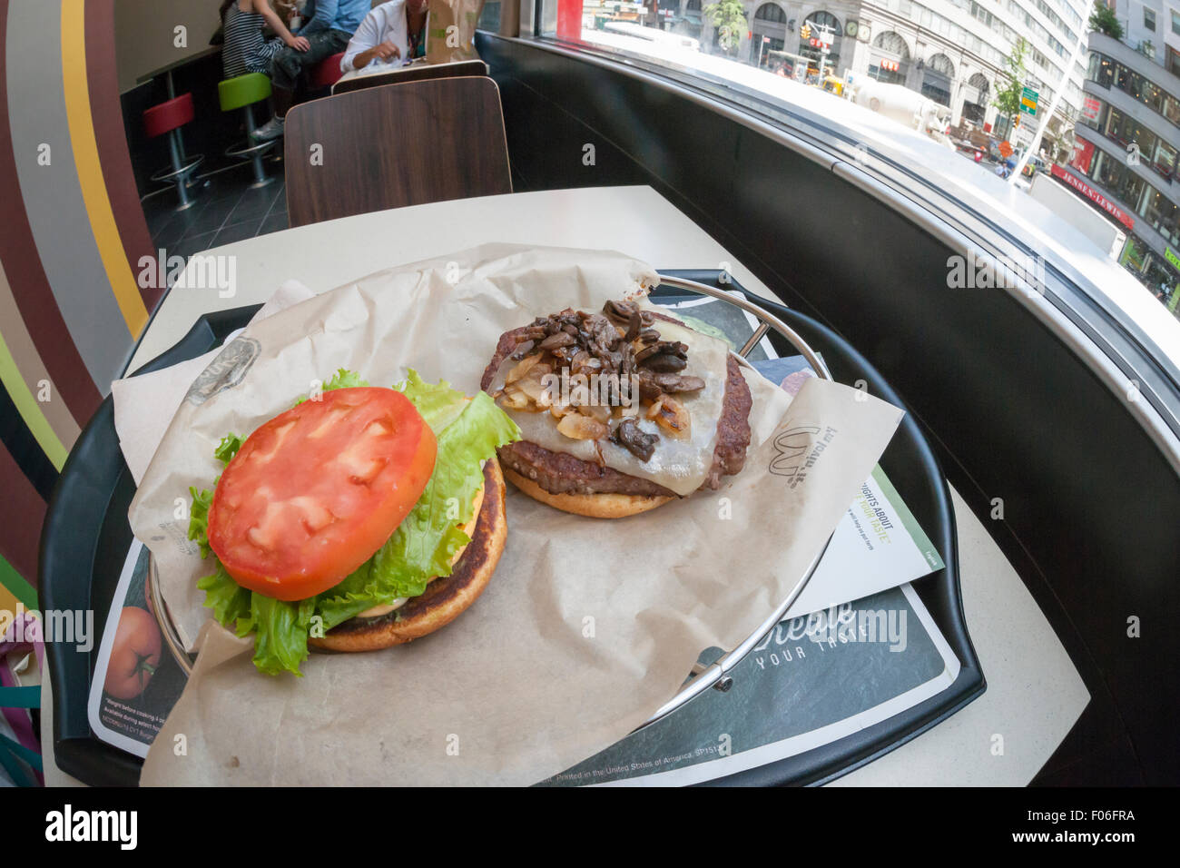 Eine maßgeschneiderte Burger an einem Kiosk "Erstellen Sie Ihren Geschmack" bei McDonald's in New York auf Dienstag, 4. August 2015 erstellt. Die interaktive iPad-ähnliche Digitalanzeigen erlauben es Kunden, ihren Auftrag mit Belag, neue Soßen usw. anpassen und haben sie in wenigen Minuten an ihrem Tisch geliefert. McDonald's, die same-Store-Umsatzrückgang innerhalb von drei Jahren gesehen hat, nutzt die Kioske mit fast-casual Restaurants wie Chipotle, Fatburger und eine Vielzahl von anderen zu konkurrieren. (© Richard B. Levine) Stockfoto