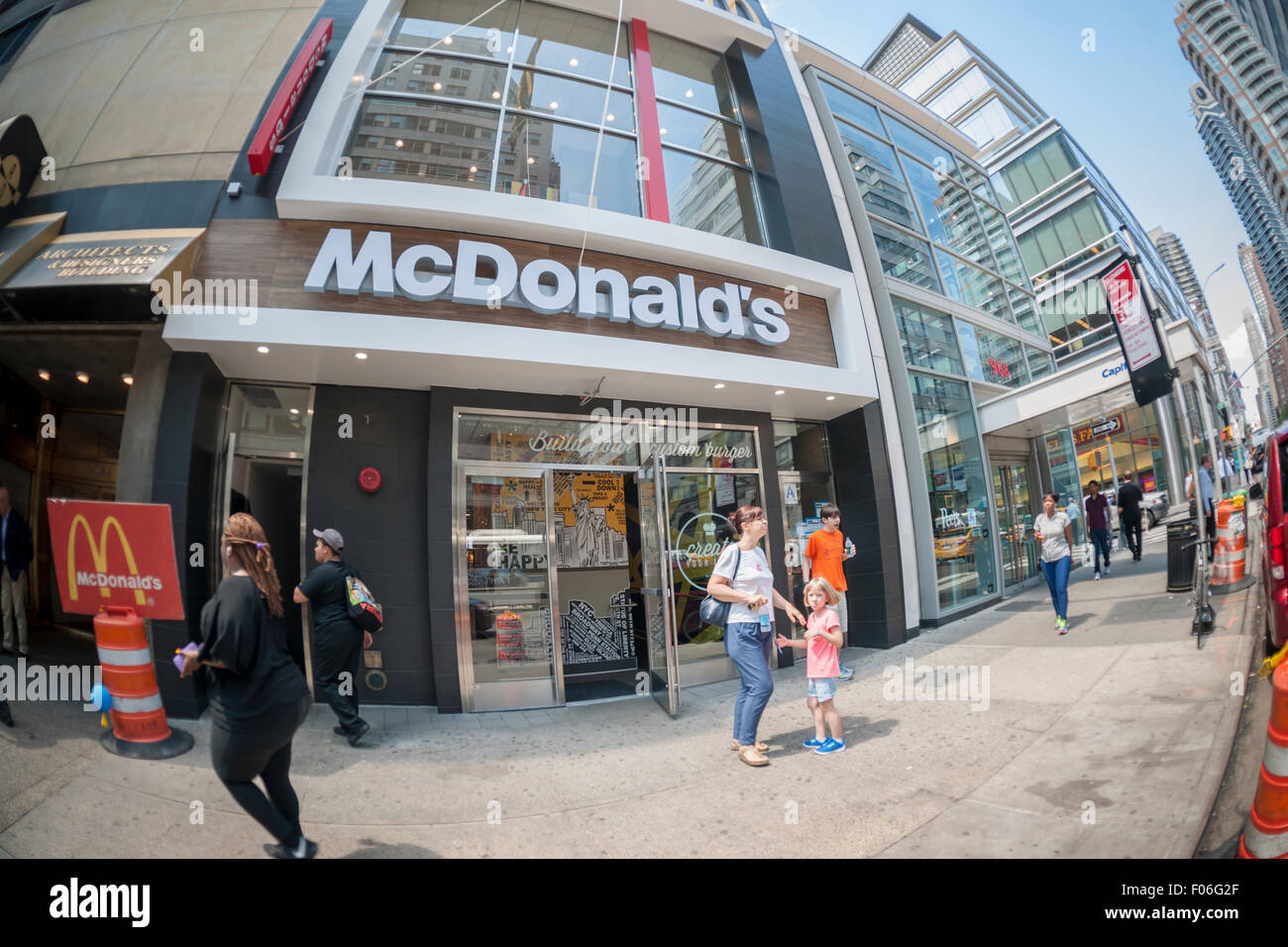 McDonald's Franchise, wo die "Erstellen Sie Ihren Geschmack" Kioske, am Dienstag, 4. August 2015 in New York verwendet werden. Die interaktive iPad-ähnliche Digitalanzeigen erlauben es Kunden, ihren Auftrag mit Belag, neue Soßen usw. anpassen und haben sie in wenigen Minuten an ihrem Tisch geliefert. McDonald's, die same-Store-Umsatzrückgang innerhalb von drei Jahren gesehen hat, nutzt die Kioske mit fast-casual Restaurants wie Chipotle, Fatburger und eine Vielzahl von anderen zu konkurrieren. (© Richard B. Levine) Stockfoto