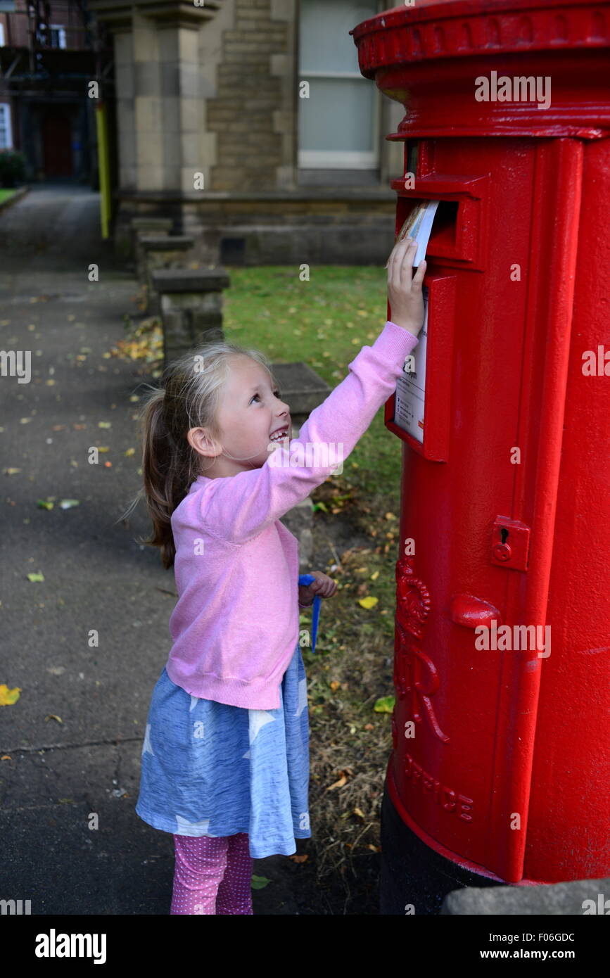 Ein kleines Mädchen, die Entsendung einer Postkarte in York, North Yorkshire, UK. Bild: Scott Bairstow/Alamy Stockfoto
