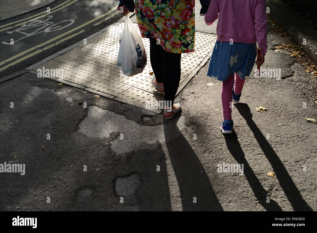 Eine Mutter und Tochter gehen mit ihren Einkauf in York, North Yorkshire, UK. Bild: Scott Bairstow/Alamy Stockfoto