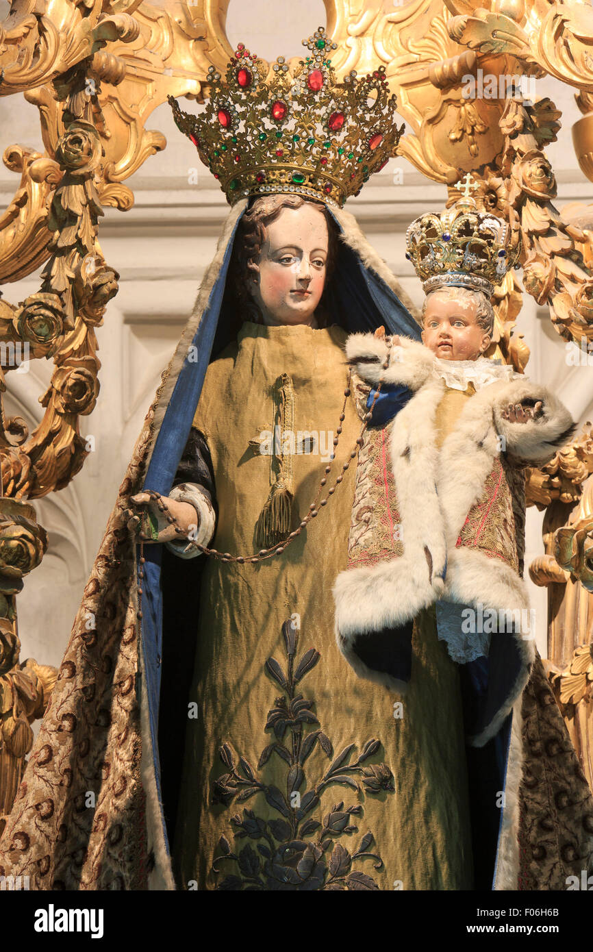 Hölzerne Skulptur der Madonna mit Kind in Saint Rumbold Kathedrale in Mechelen, Belgien Stockfoto