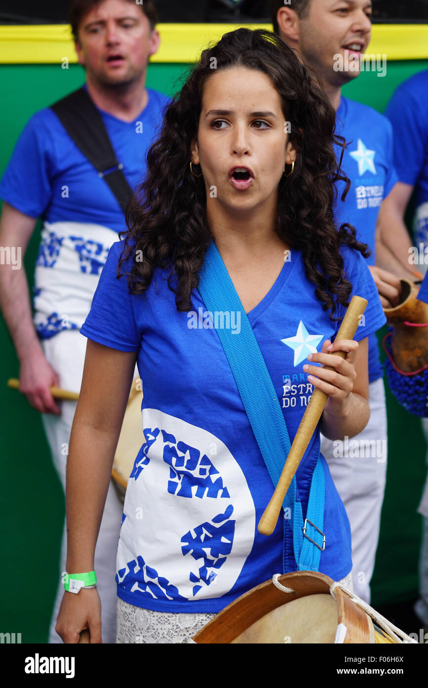 London, UK. 8. August 2015. Maracatu Estrela Do Norte führt am Brasilien Event ein Jahr bis zum Rio 2016 in Trafalgar Quadrat, London feiert. Bildnachweis: Siehe Li/Alamy Live News Stockfoto