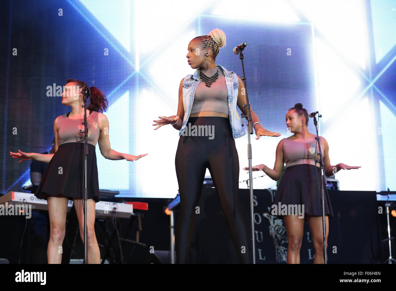 Macclesfield, Cheshire, UK. 8. August 2015. Soul II Soul treten live bei Rewind Festival Nord in Capesthorne Hall. Bildnachweis: Simon Newbury/Alamy Live-Nachrichten Stockfoto