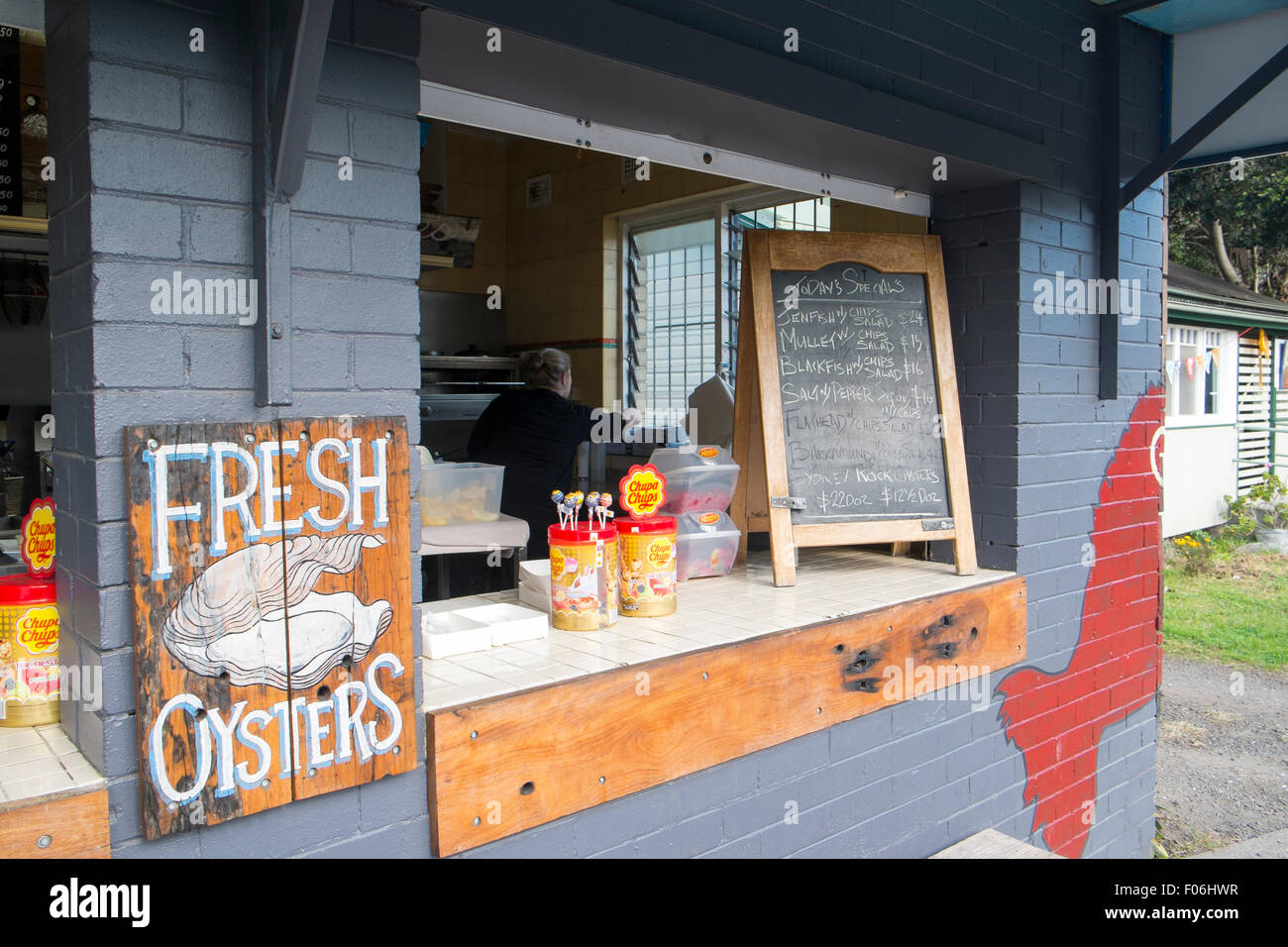 Frau, die in einem Fish and Chips Shop in Brooklyn in der Nähe des hawkesbury River, New South wales, Australien arbeitet Stockfoto
