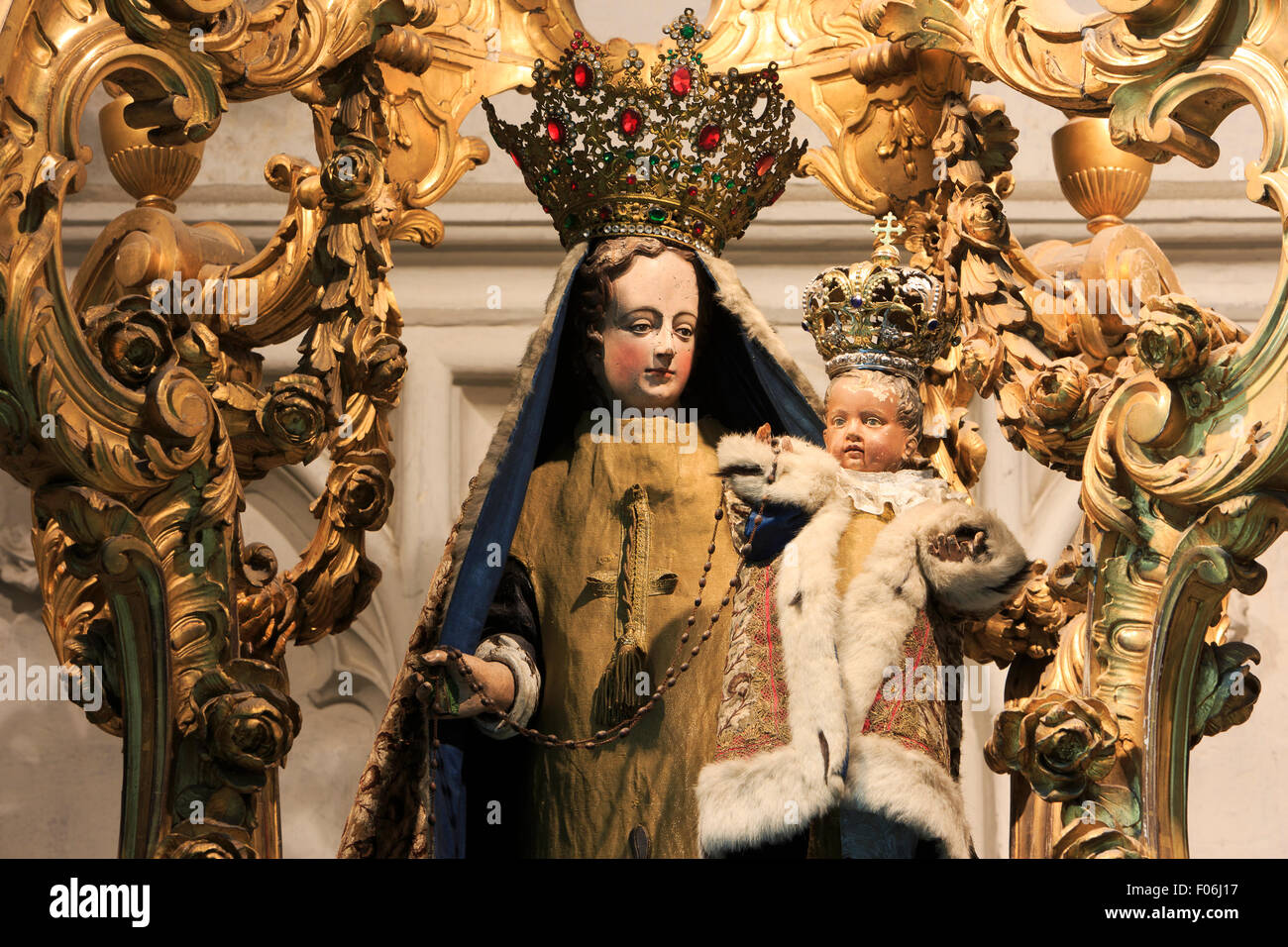 Hölzerne Skulptur der Madonna mit Kind in Saint Rumbold Kathedrale in Mechelen, Belgien Stockfoto