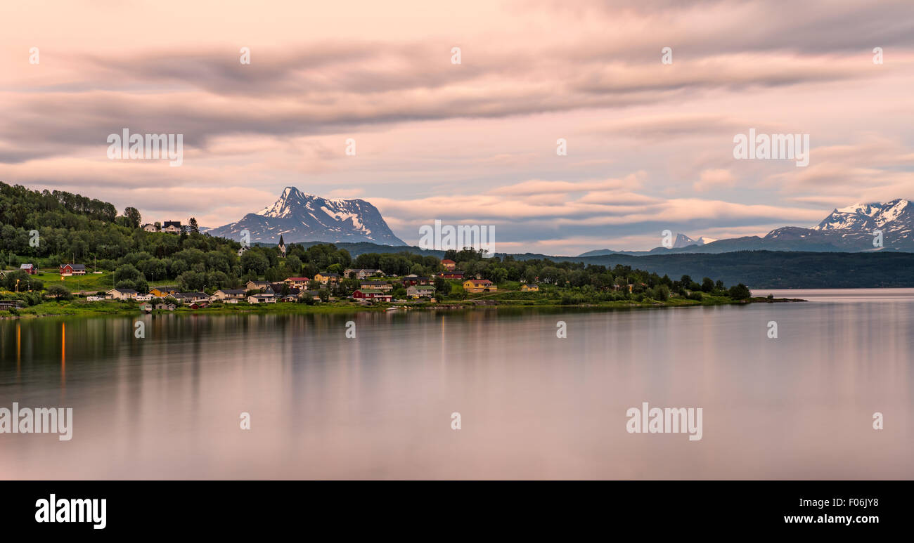 Sonnenaufgang über dem Dorf Bogen in Nordland County, Norwegen, liegt am Ufer des Ofotfjord. Langzeitbelichtung geschossen. Stockfoto