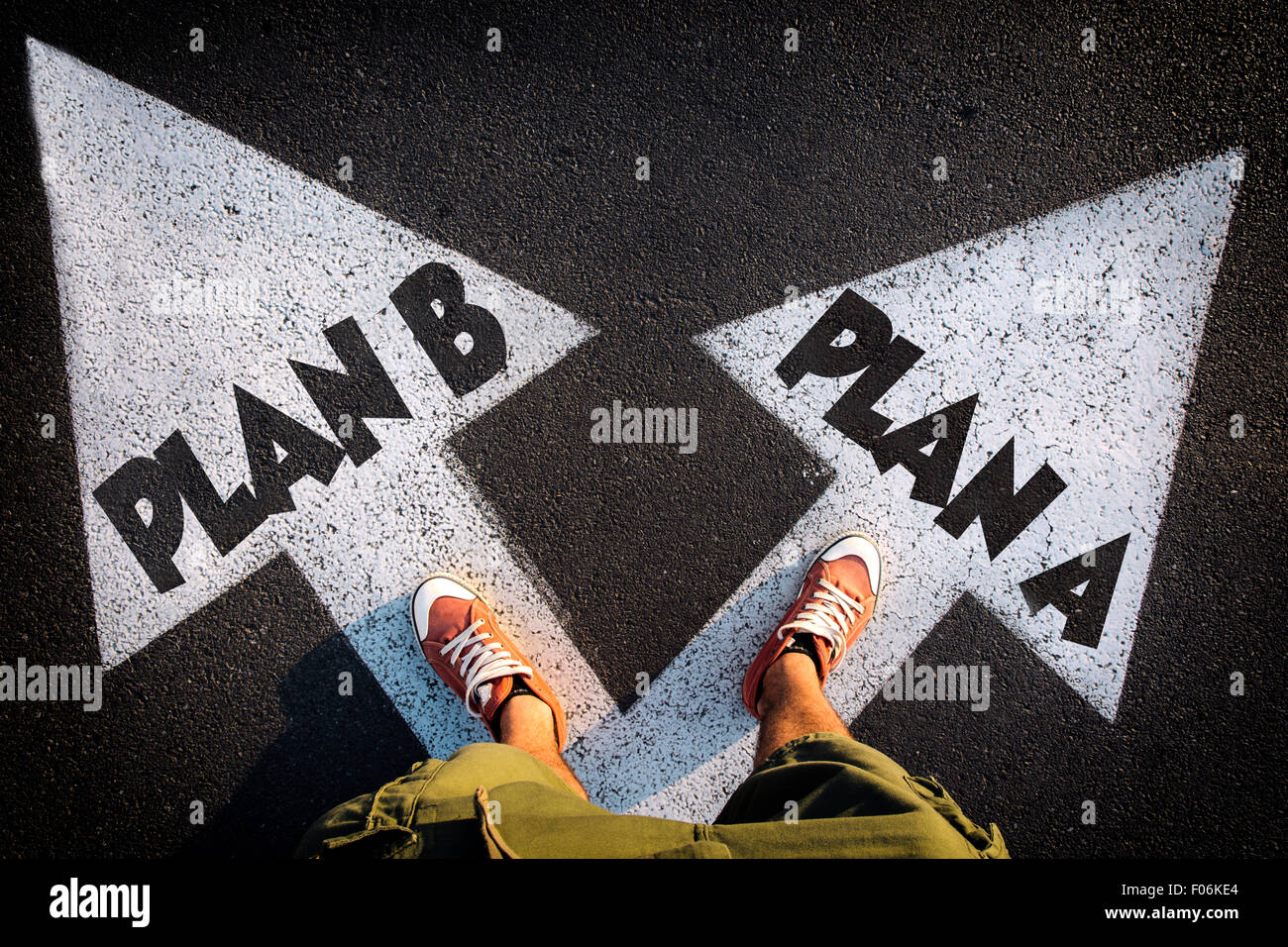 Plan A und Plan B-Dilemma-Konzept mit Mann Beine von oben stehend auf Anzeichen Stockfoto